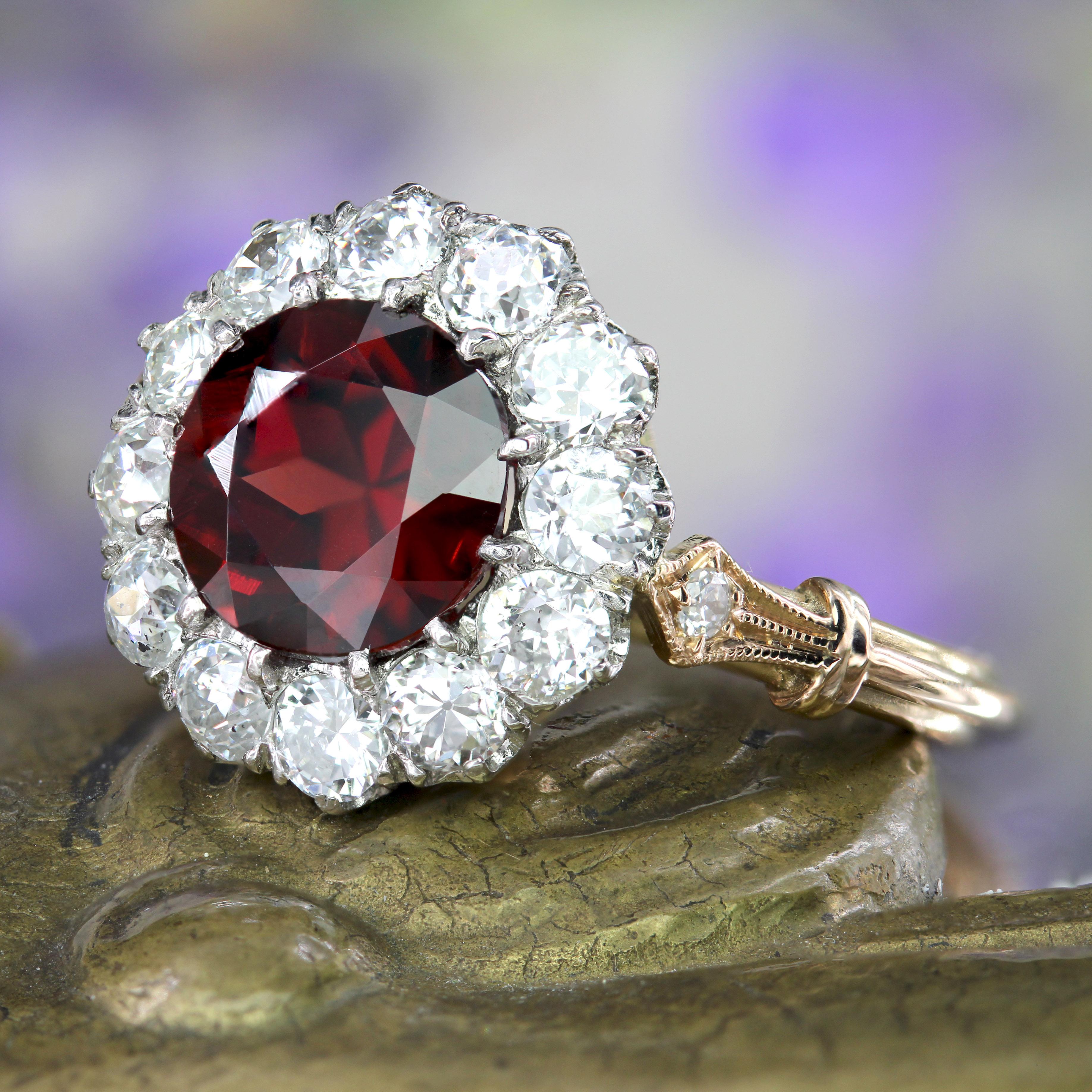 Bague marguerite en or jaune 18 carats, platine, grenat et diamants du 20e siècle en vente 1