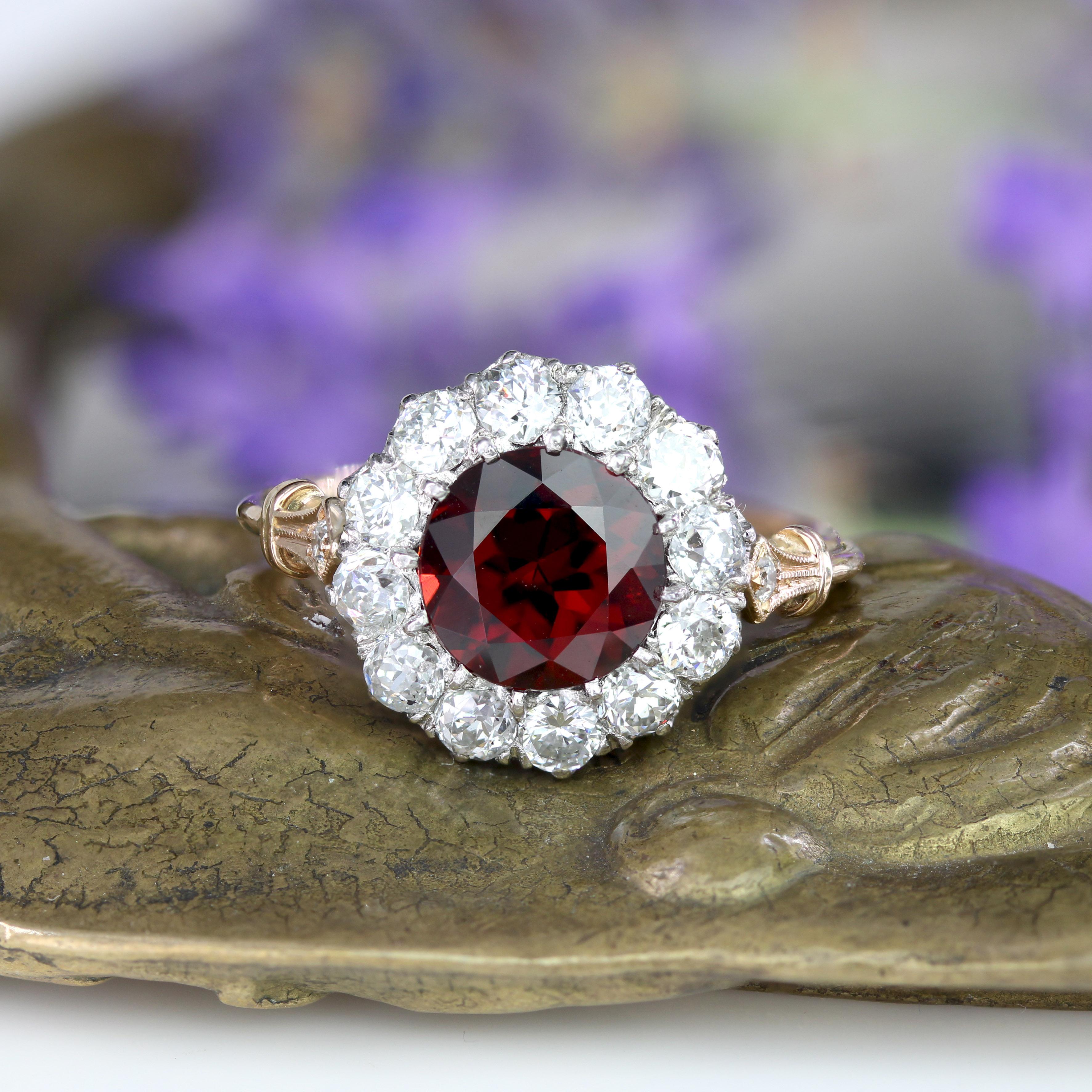 Bague marguerite en or jaune 18 carats, platine, grenat et diamants du 20e siècle en vente 7