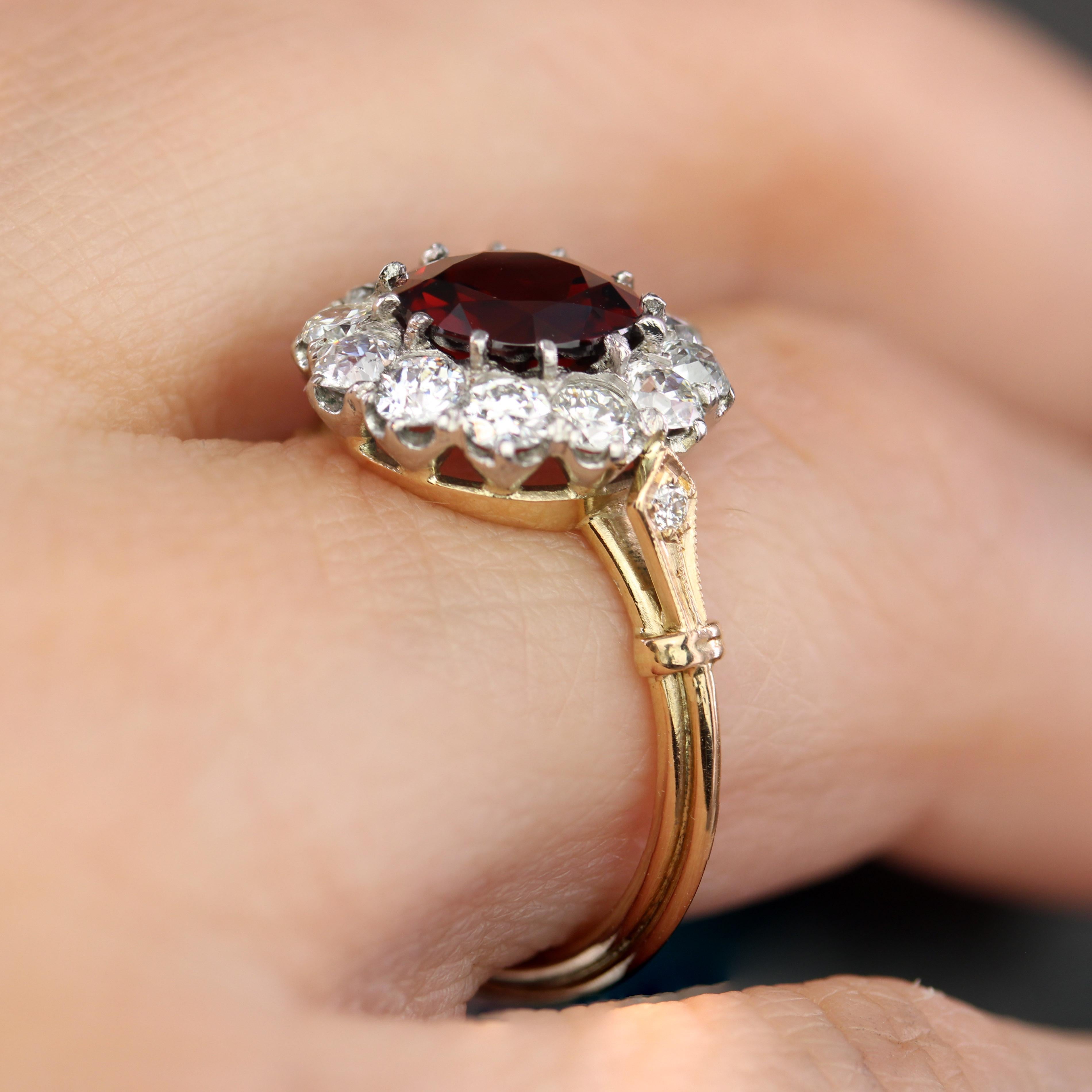 Bague marguerite en or jaune 18 carats, platine, grenat et diamants du 20e siècle en vente 6