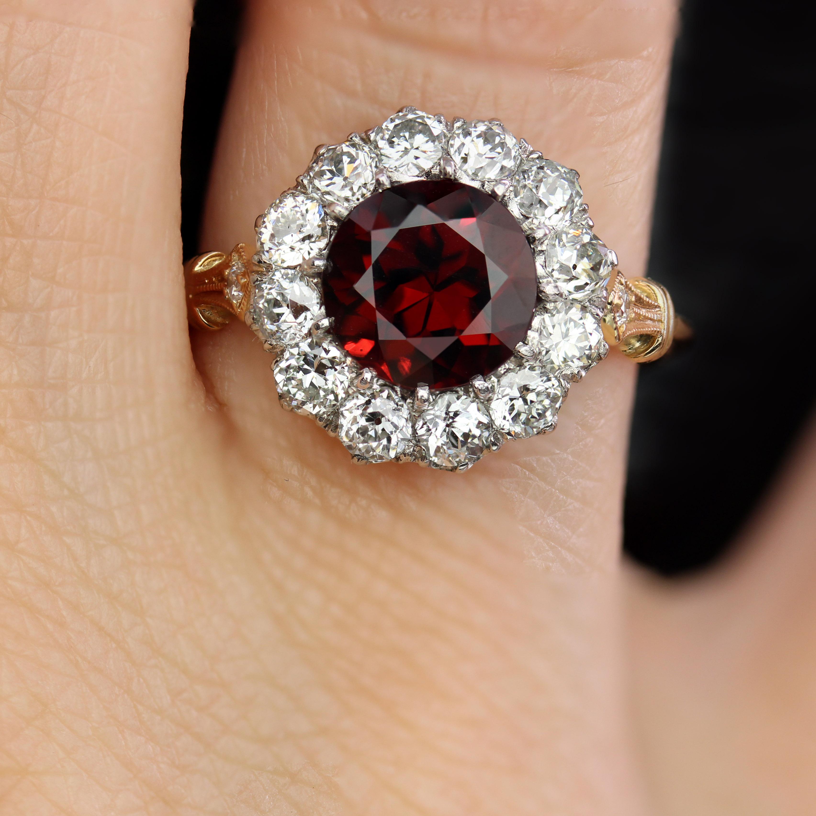 Bague marguerite en or jaune 18 carats, platine, grenat et diamants du 20e siècle Pour femmes en vente
