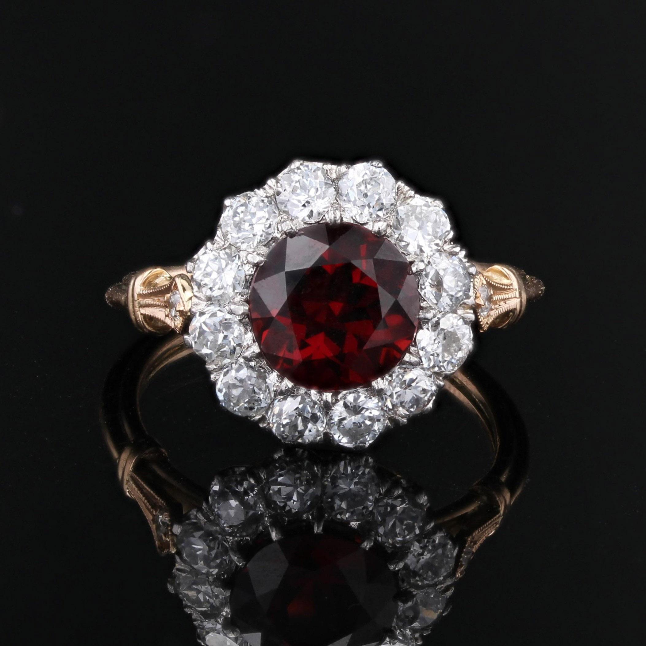 Bague marguerite en or jaune 18 carats, platine, grenat et diamants du 20e siècle Bon état - En vente à Poitiers, FR