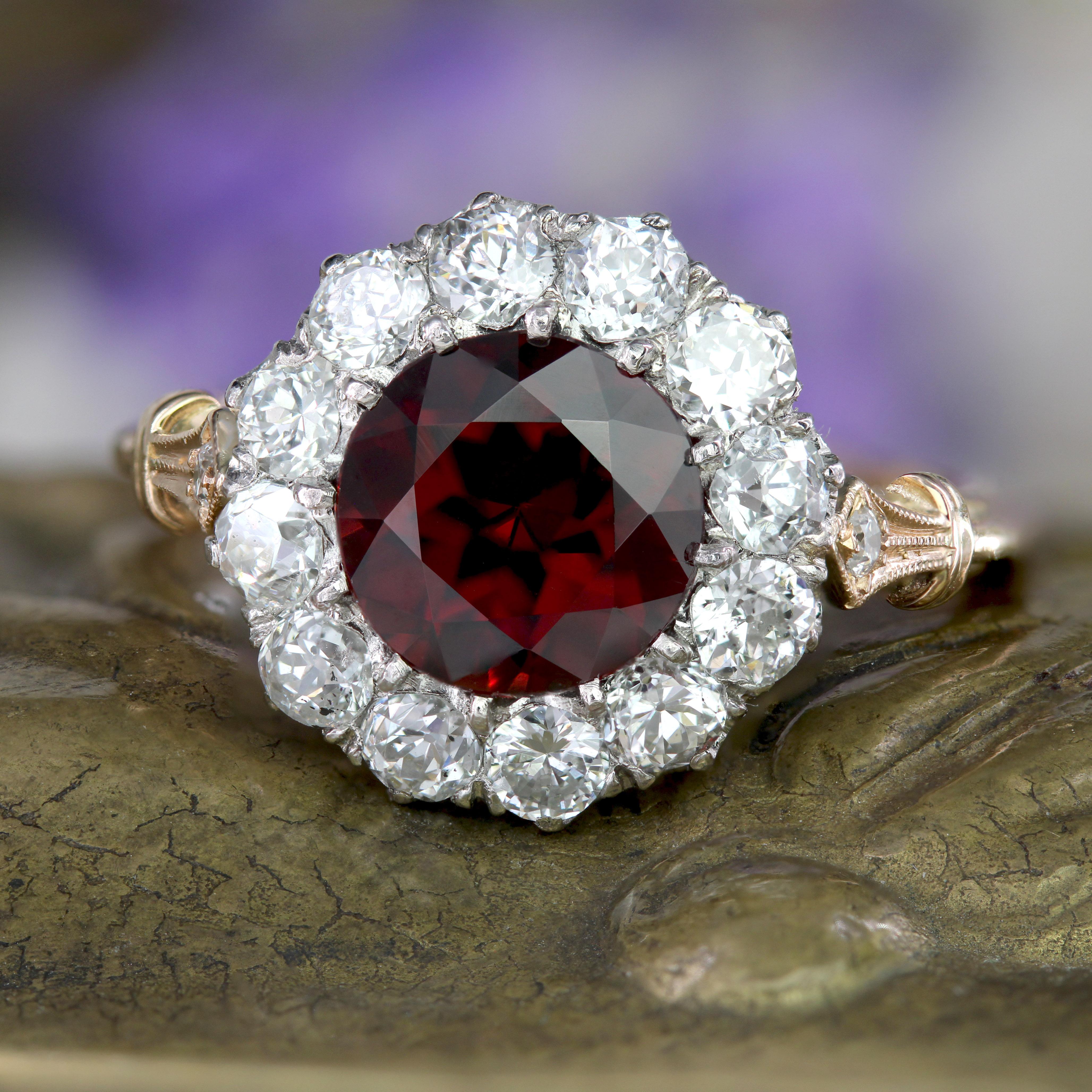 Belle Époque Bague marguerite en or jaune 18 carats, platine, grenat et diamants du 20e siècle en vente