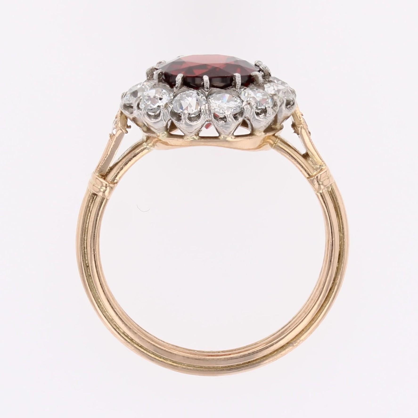 Bague marguerite en or jaune 18 carats, platine, grenat et diamants du 20e siècle en vente 9
