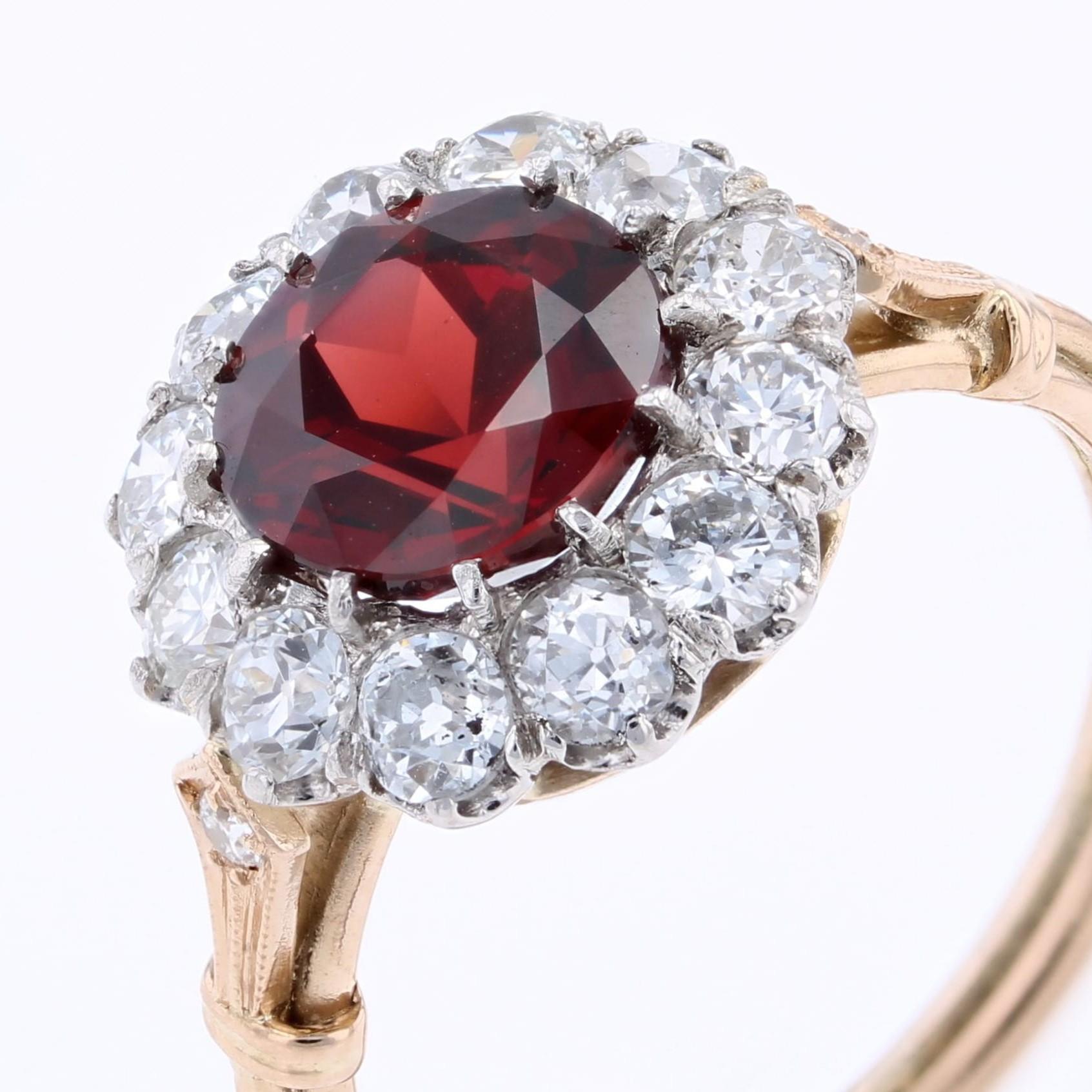 Bague marguerite en or jaune 18 carats, platine, grenat et diamants du 20e siècle en vente 4