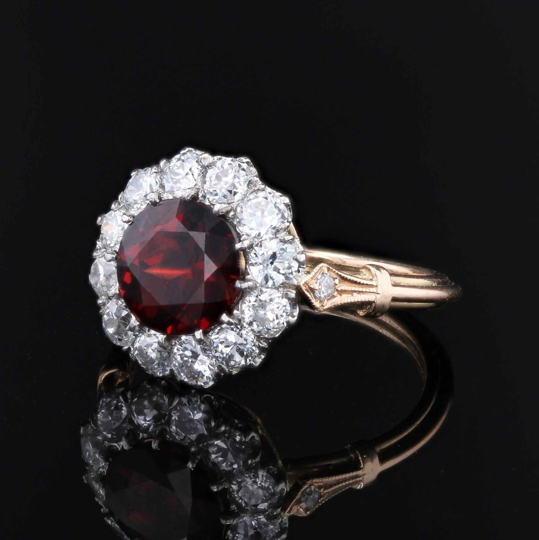 Bague marguerite en or jaune 18 carats, platine, grenat et diamants du 20e siècle en vente 2