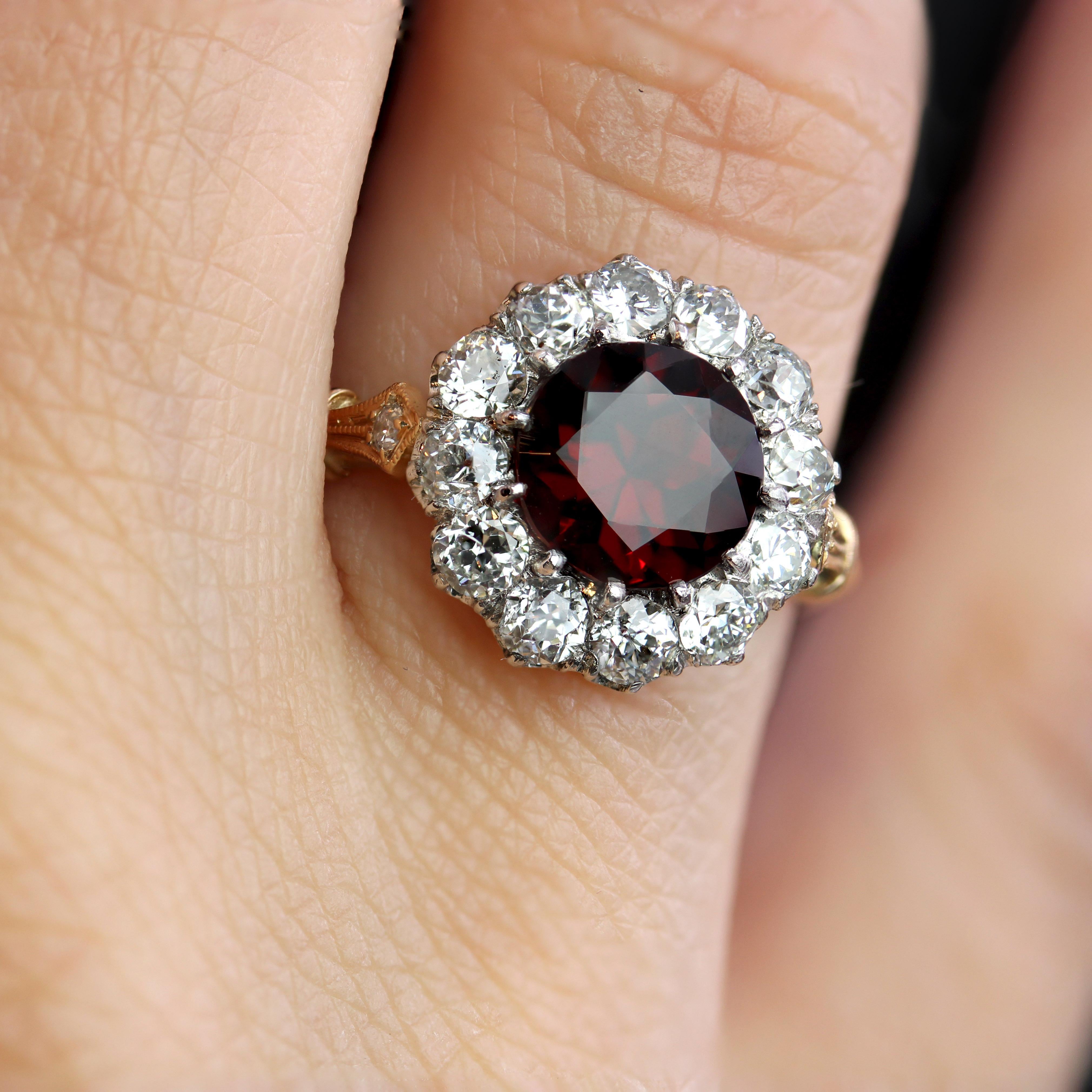 Bague marguerite en or jaune 18 carats, platine, grenat et diamants du 20e siècle en vente 8