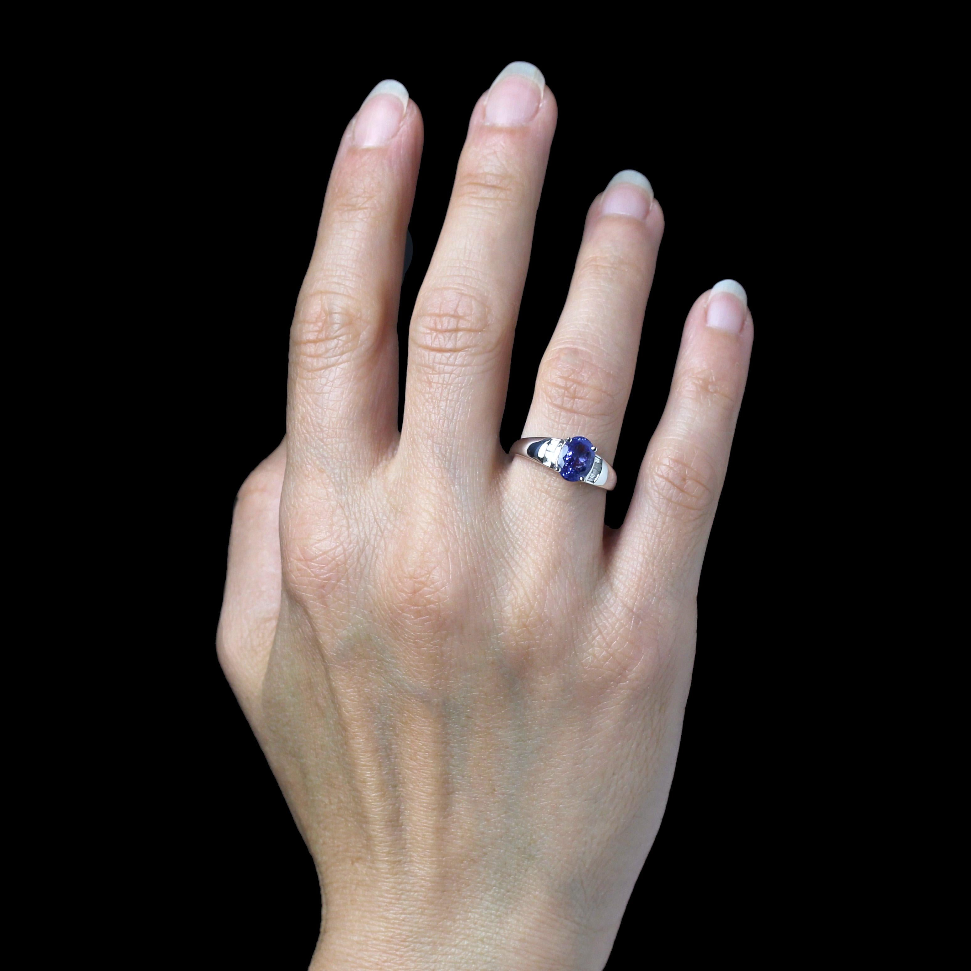 Taglio ovale Anello moderno con diamanti di tanzanite in oro bianco da 18 carati in vendita