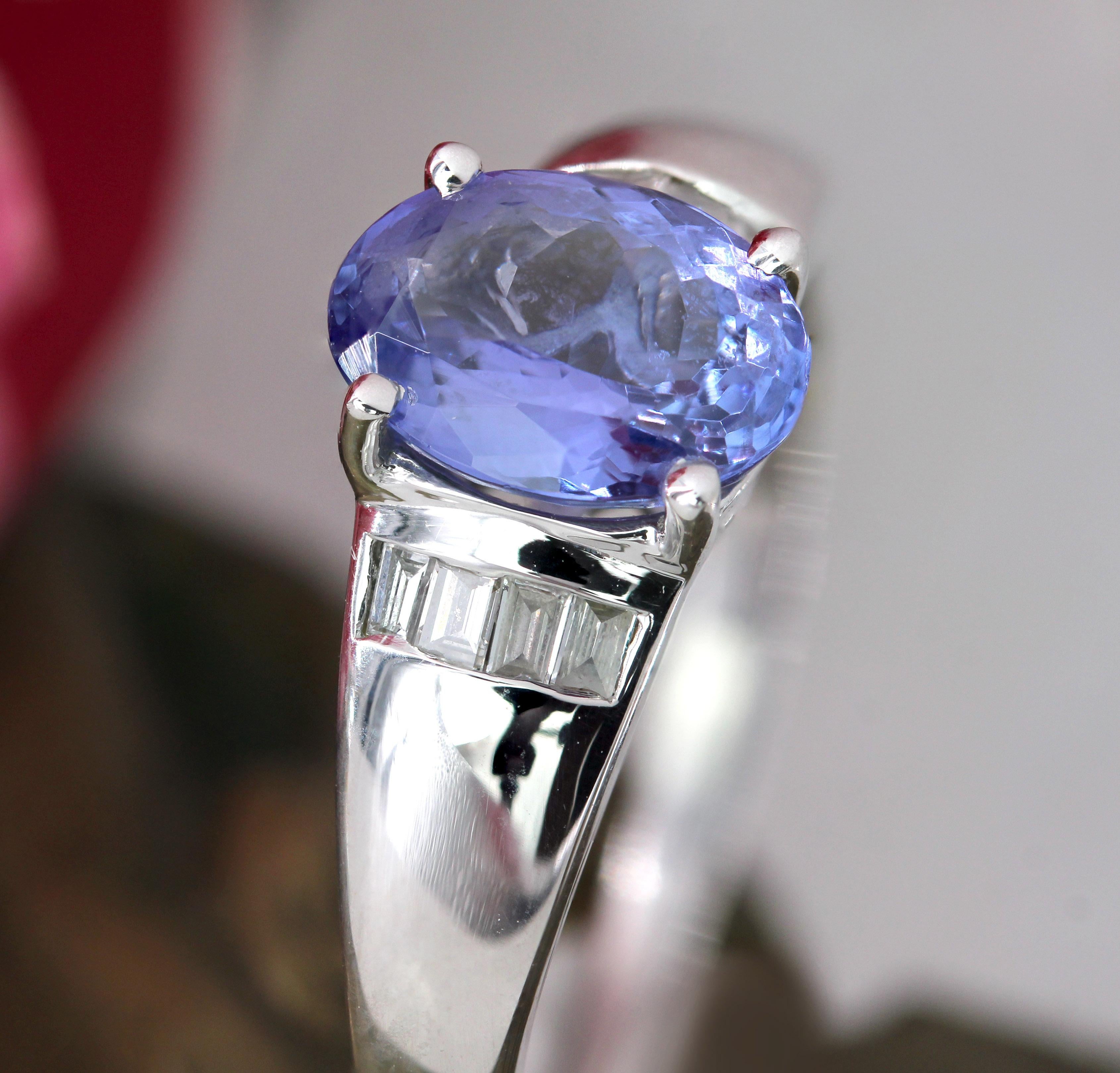 Anello moderno con diamanti di tanzanite in oro bianco da 18 carati in vendita 3