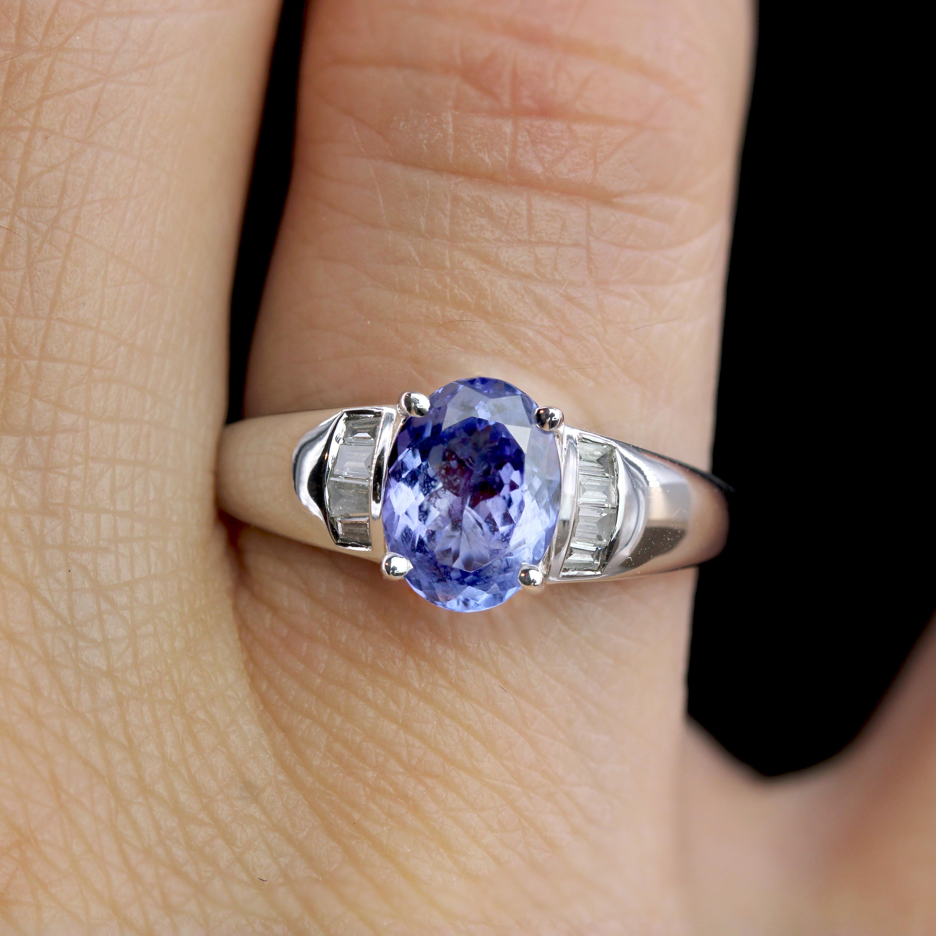 Donna Anello moderno con diamanti di tanzanite in oro bianco da 18 carati in vendita