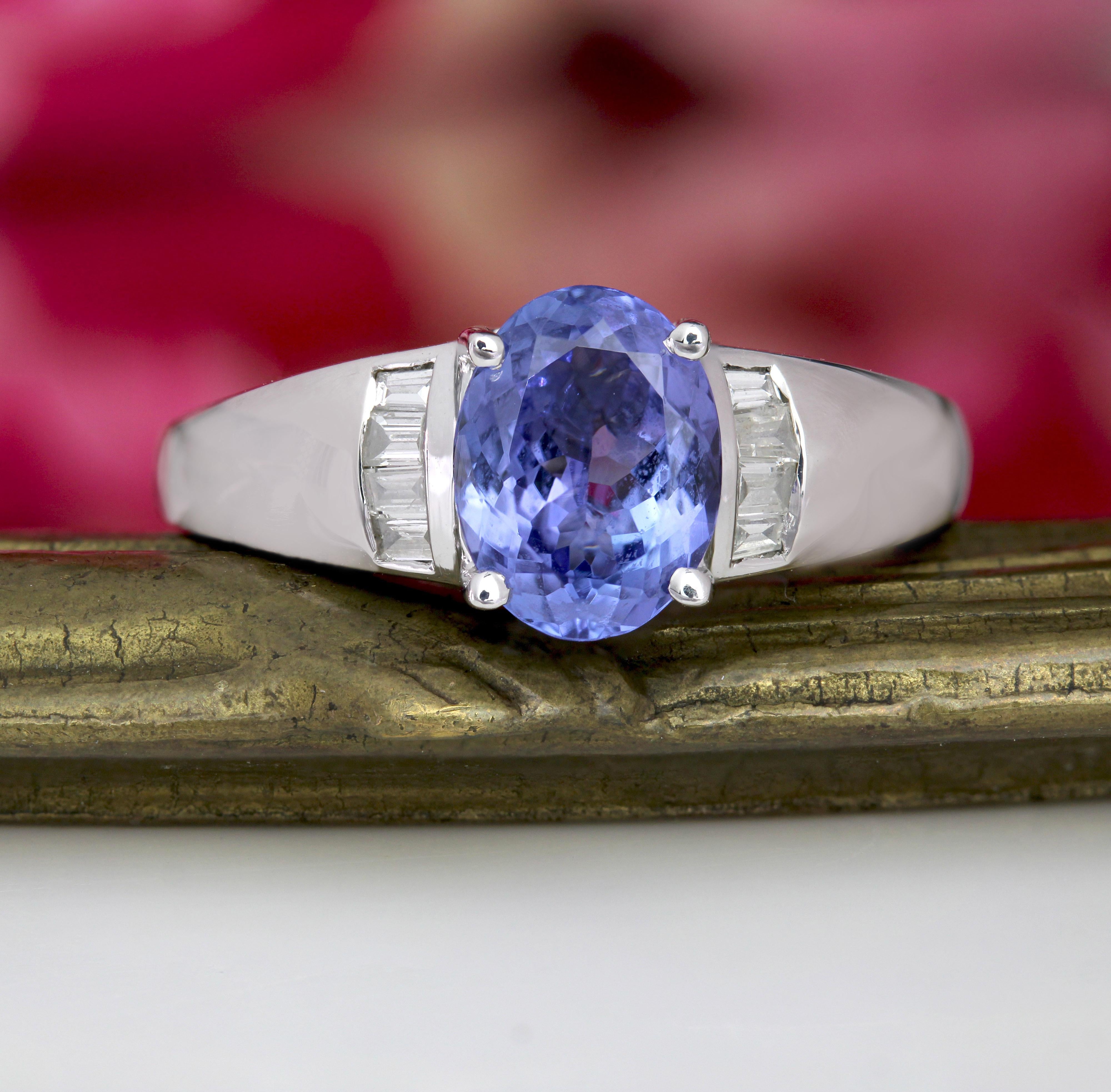 Moderno Anello moderno con diamanti di tanzanite in oro bianco da 18 carati in vendita