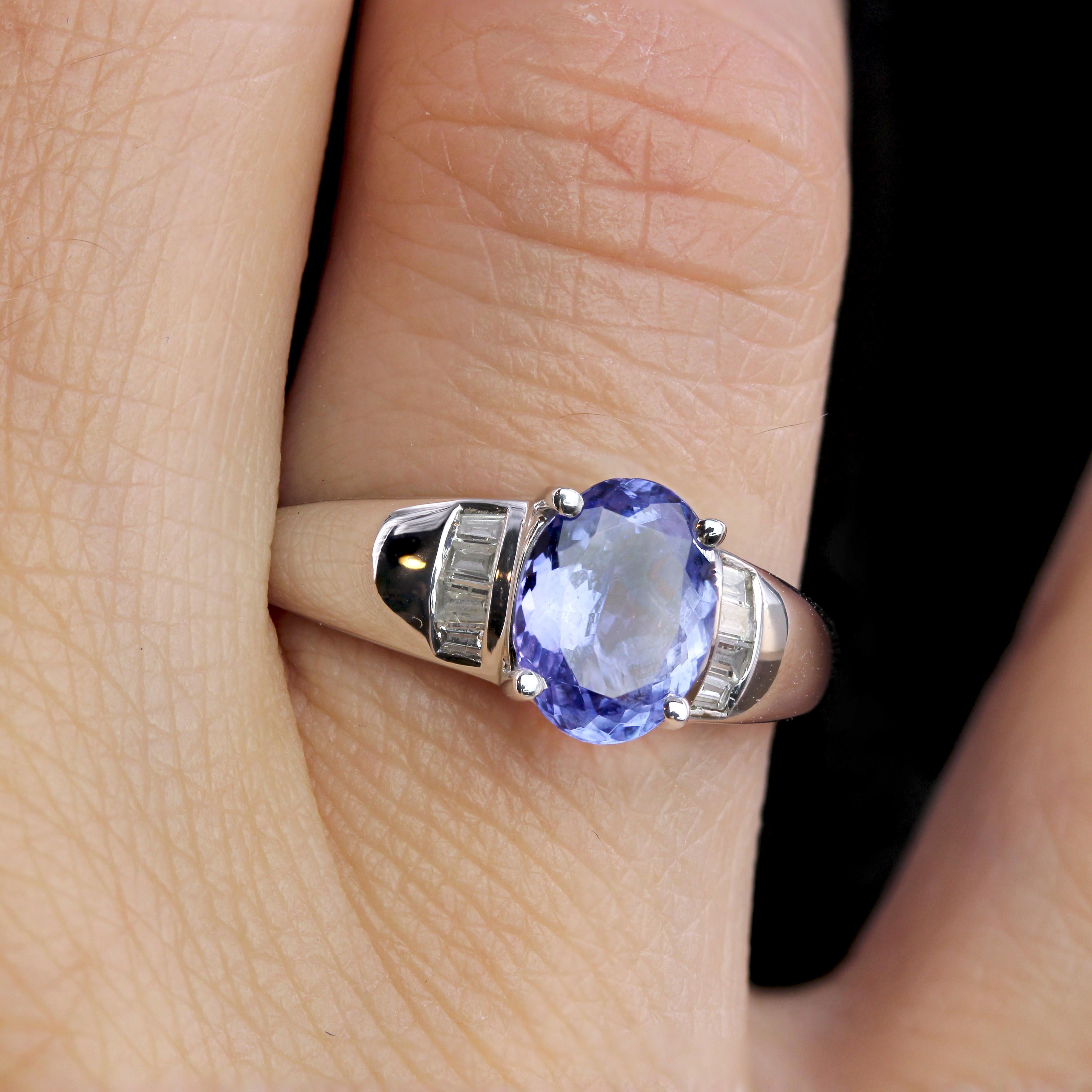Anello moderno con diamanti di tanzanite in oro bianco da 18 carati in vendita 5
