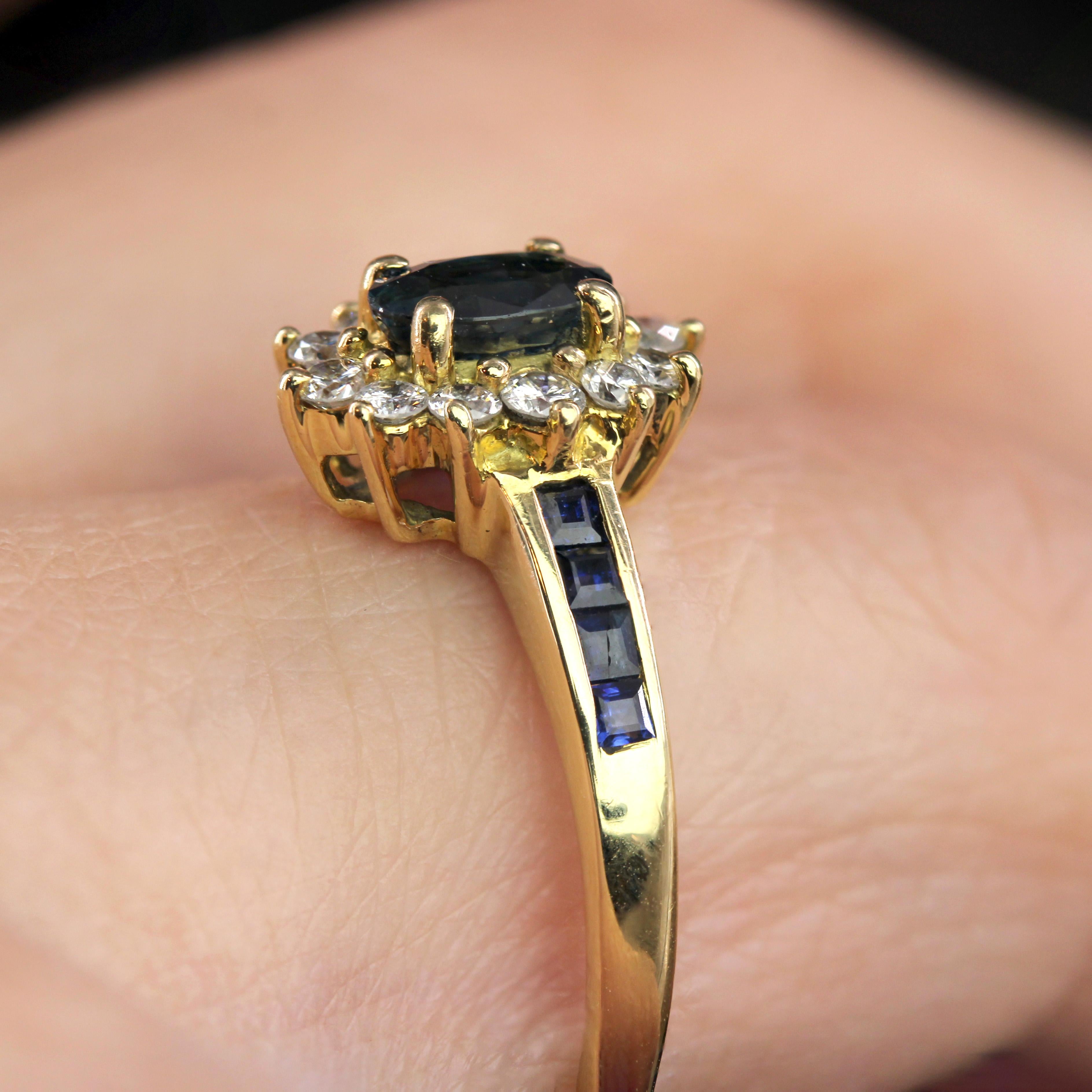 Bague marguerite moderne en or jaune 18 carats avec saphirs et diamants en vente 7
