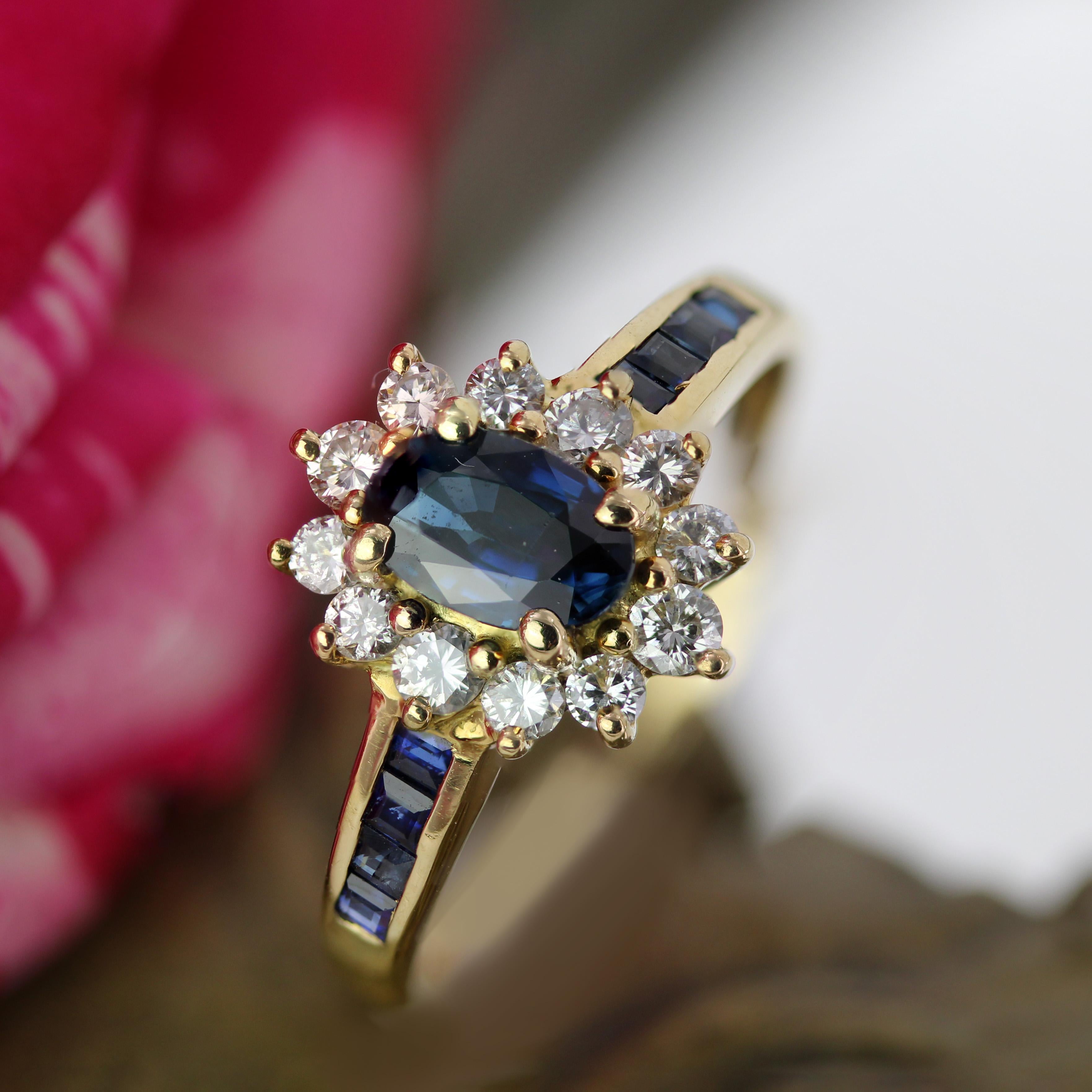 Bague marguerite moderne en or jaune 18 carats avec saphirs et diamants en vente 4