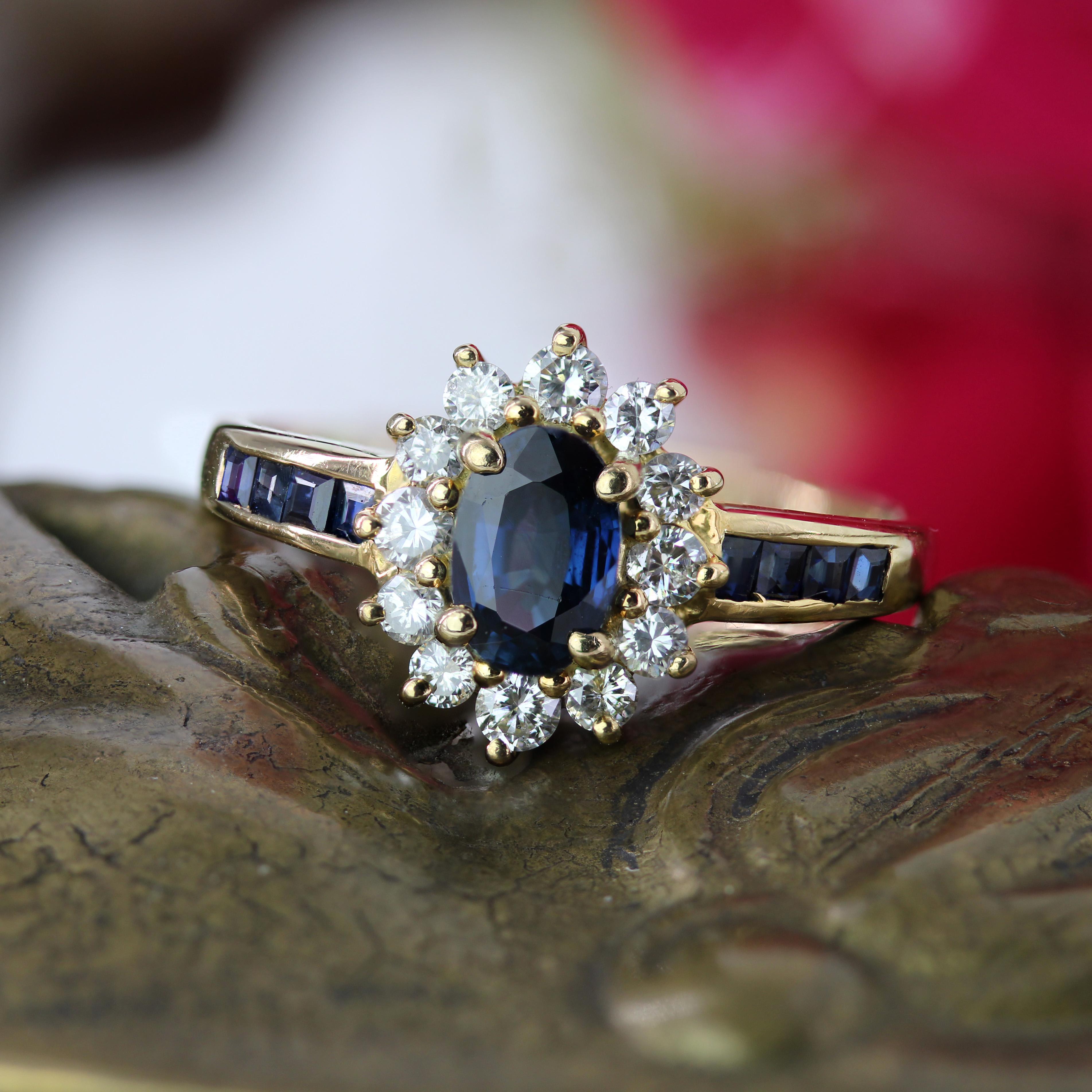 Bague marguerite moderne en or jaune 18 carats avec saphirs et diamants en vente 6