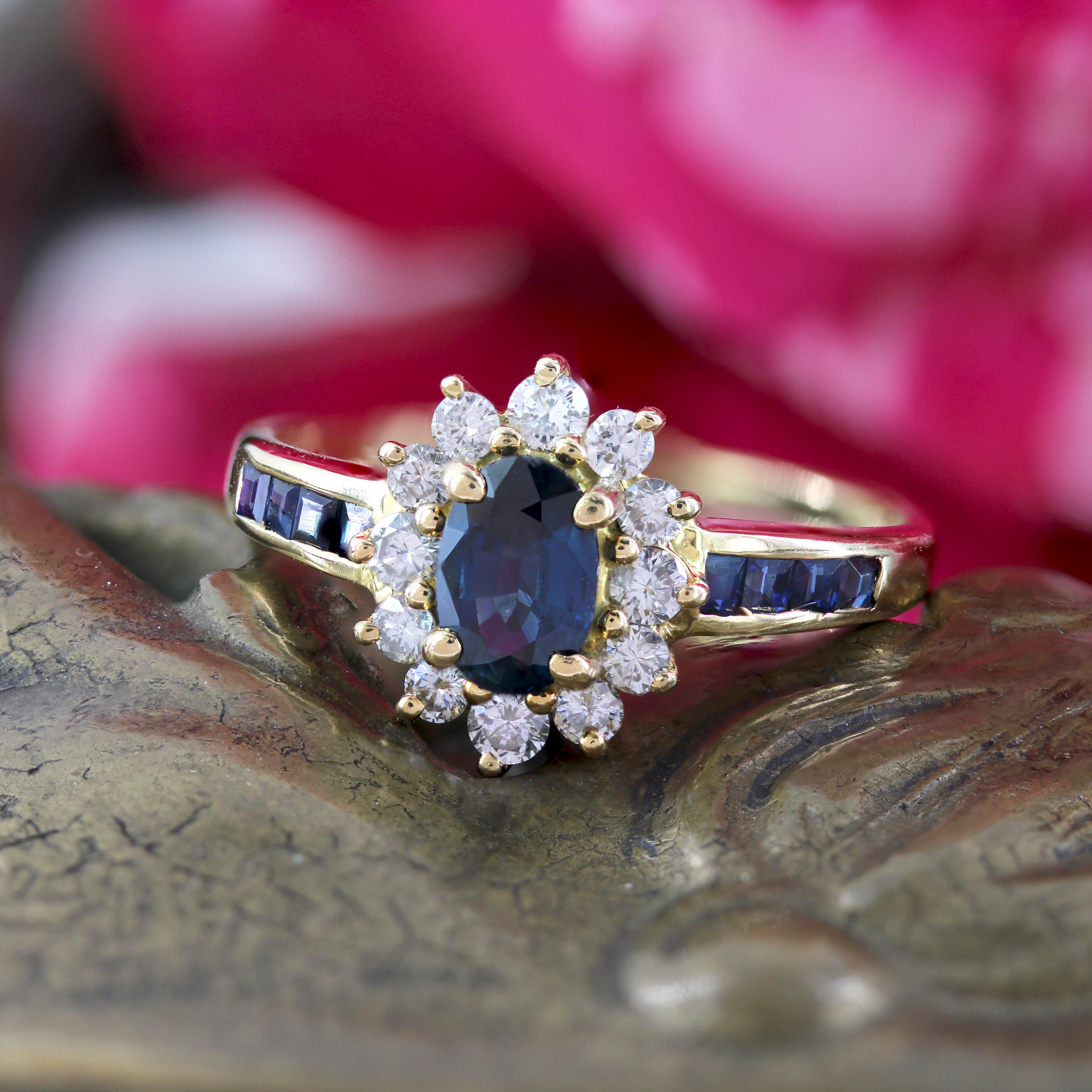 Moderne Bague marguerite moderne en or jaune 18 carats avec saphirs et diamants en vente