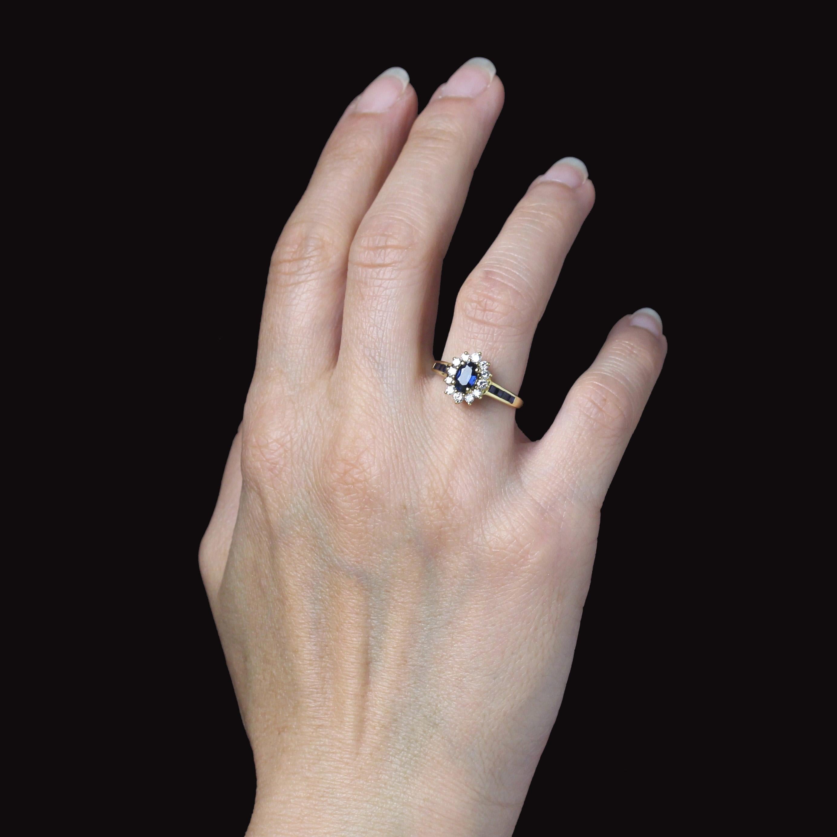Taille ovale Bague marguerite moderne en or jaune 18 carats avec saphirs et diamants en vente