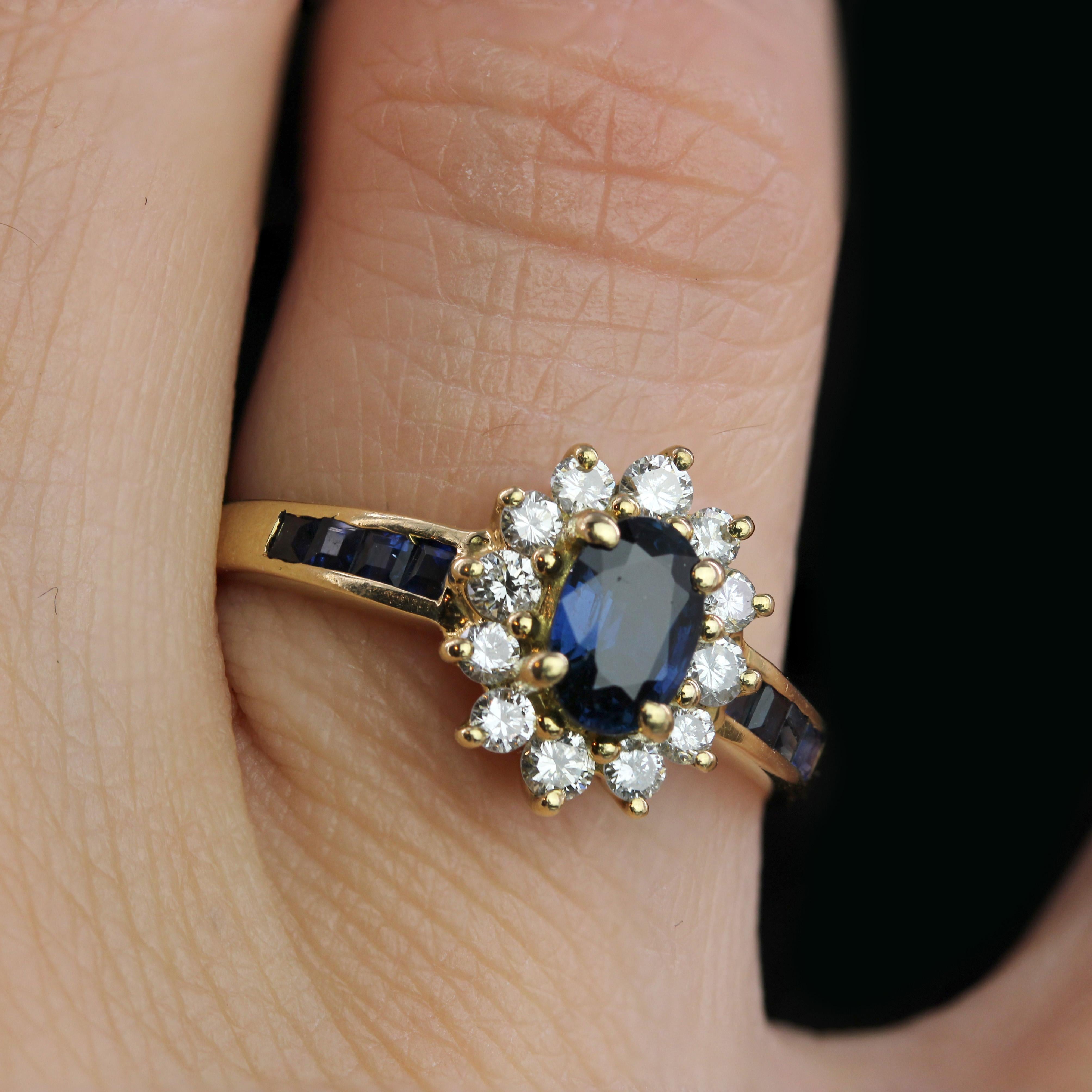 Bague marguerite moderne en or jaune 18 carats avec saphirs et diamants en vente 8