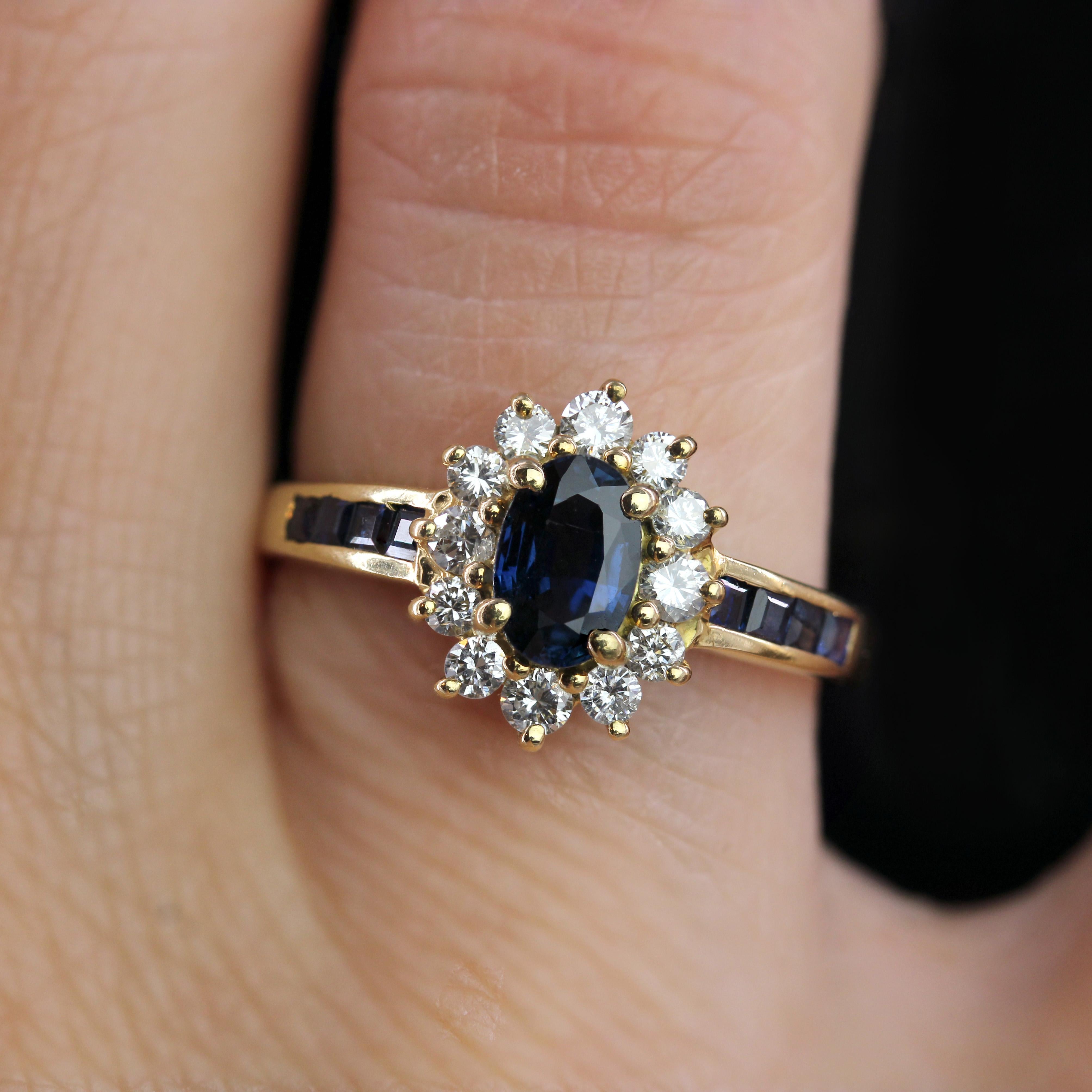 Bague marguerite moderne en or jaune 18 carats avec saphirs et diamants Pour femmes en vente