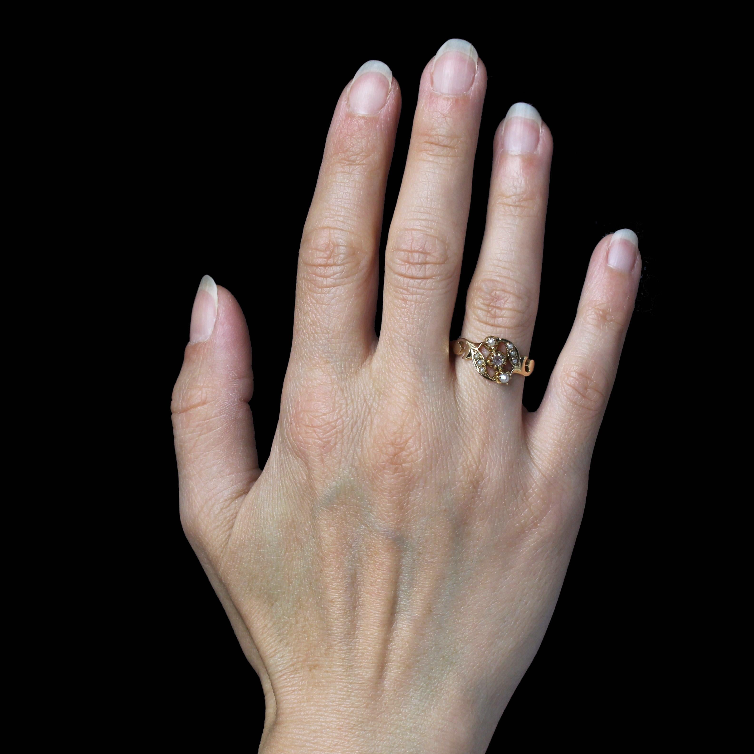 Bague en or rose 18 carats, poinçon tête d'aigle.
Bague ancienne féminine sertie de motifs d'arabesques en or lisse, ornés de demi-perles en ligne. Au centre, un diamant taillé en rose est maintenu par des griffes, avec une fine demi-perle de part
