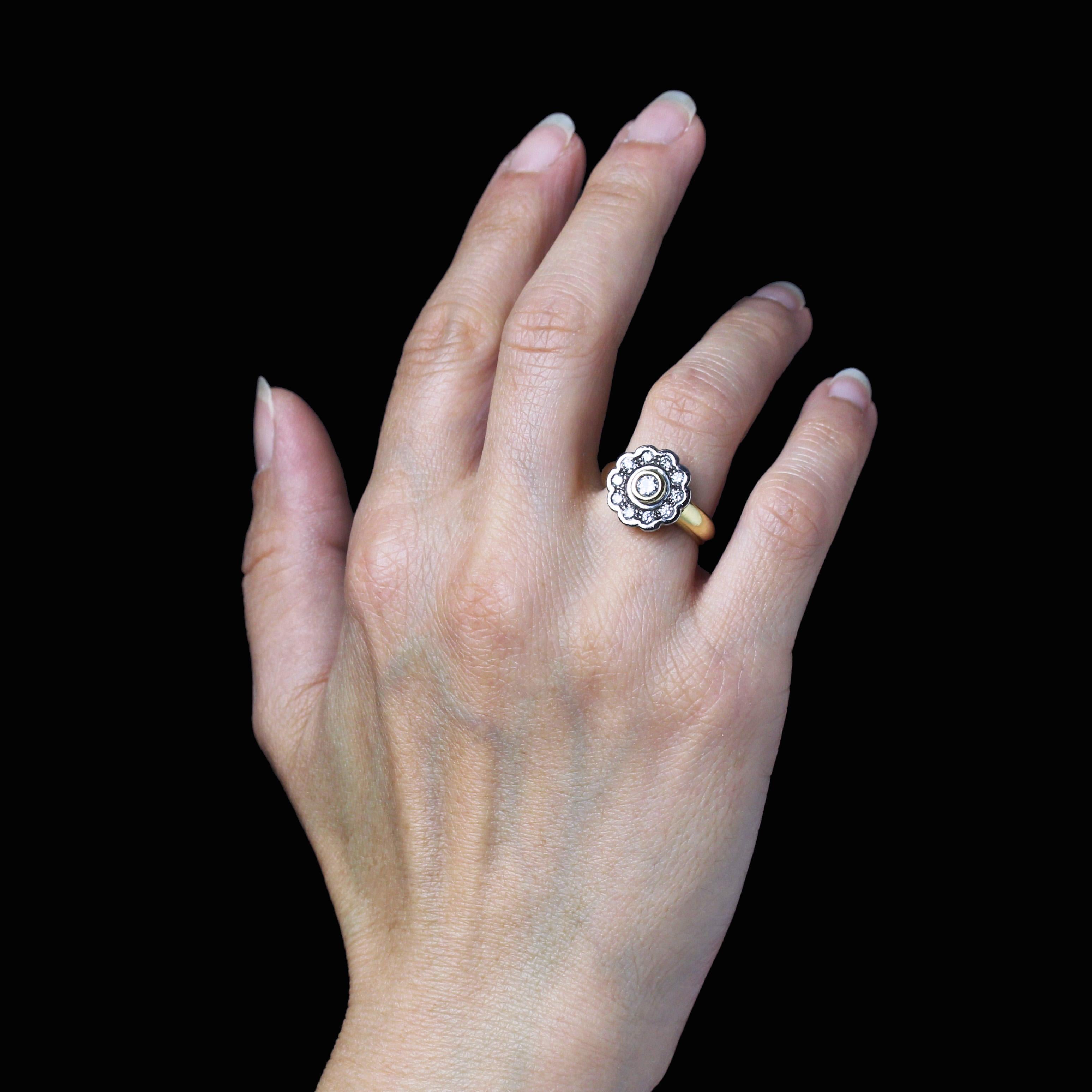 Taille brillant Modern Diamonds Bague marguerite en or jaune blanc 18 carats en vente