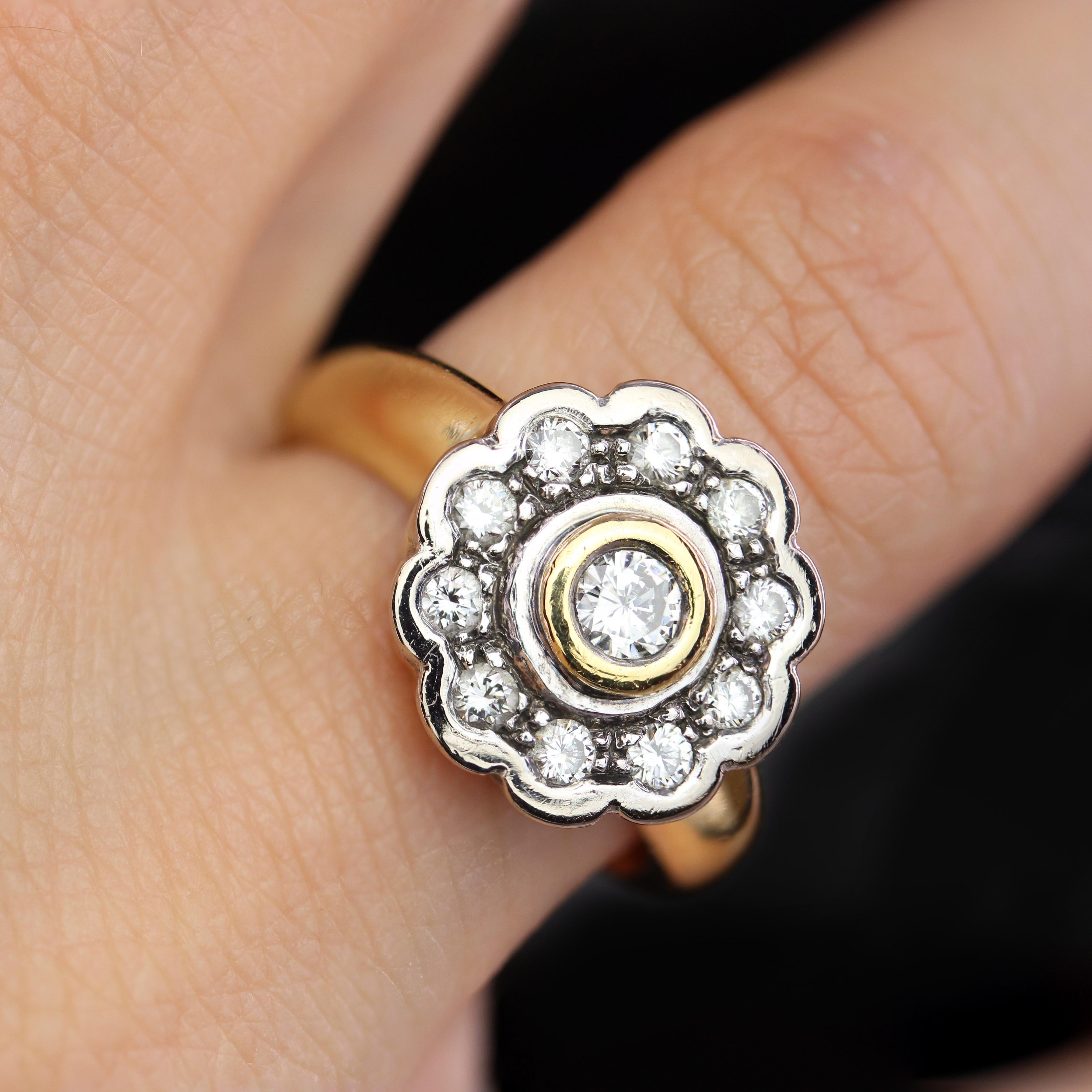 Modern Diamonds Bague marguerite en or jaune blanc 18 carats en vente 8