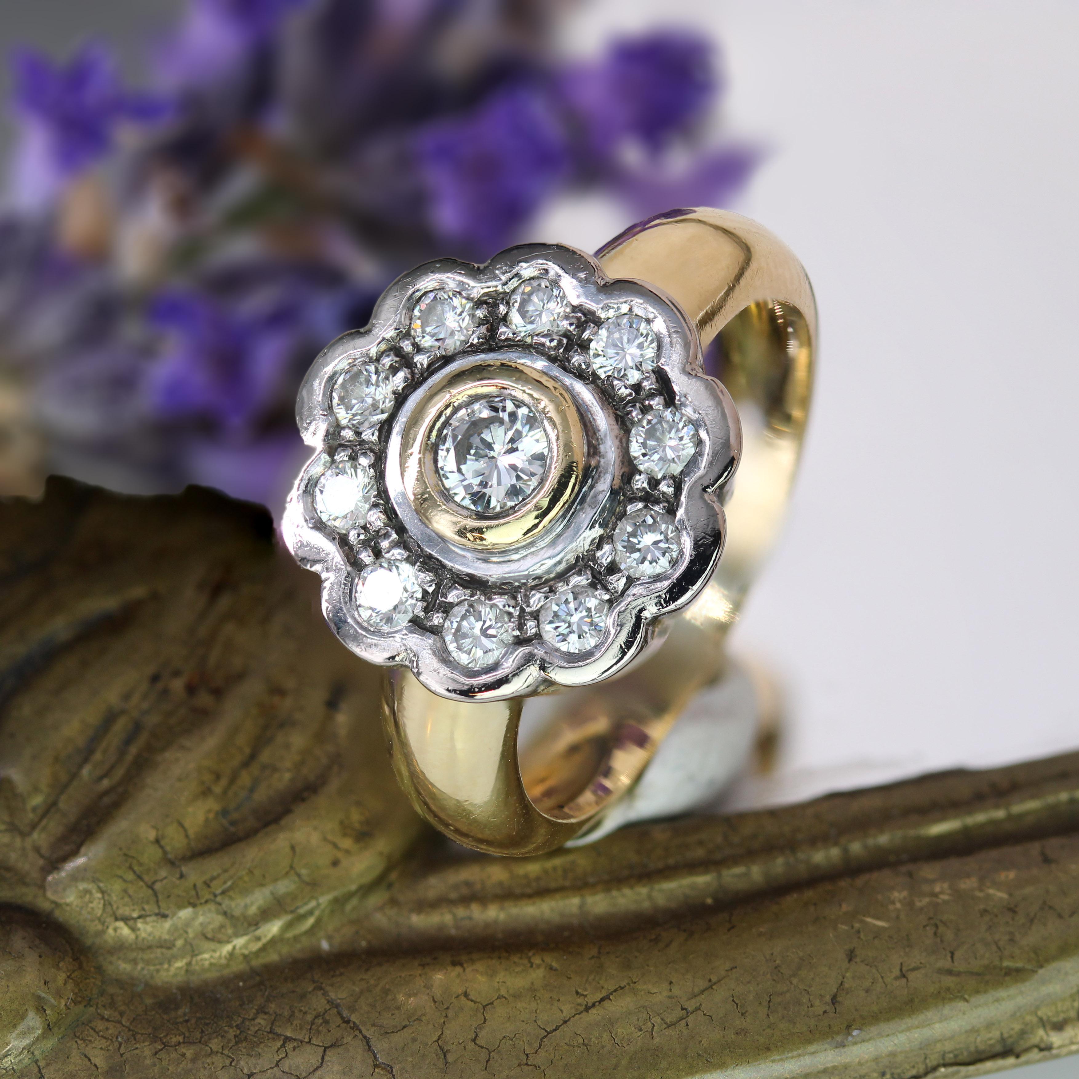 Modern Diamonds Bague marguerite en or jaune blanc 18 carats en vente 4