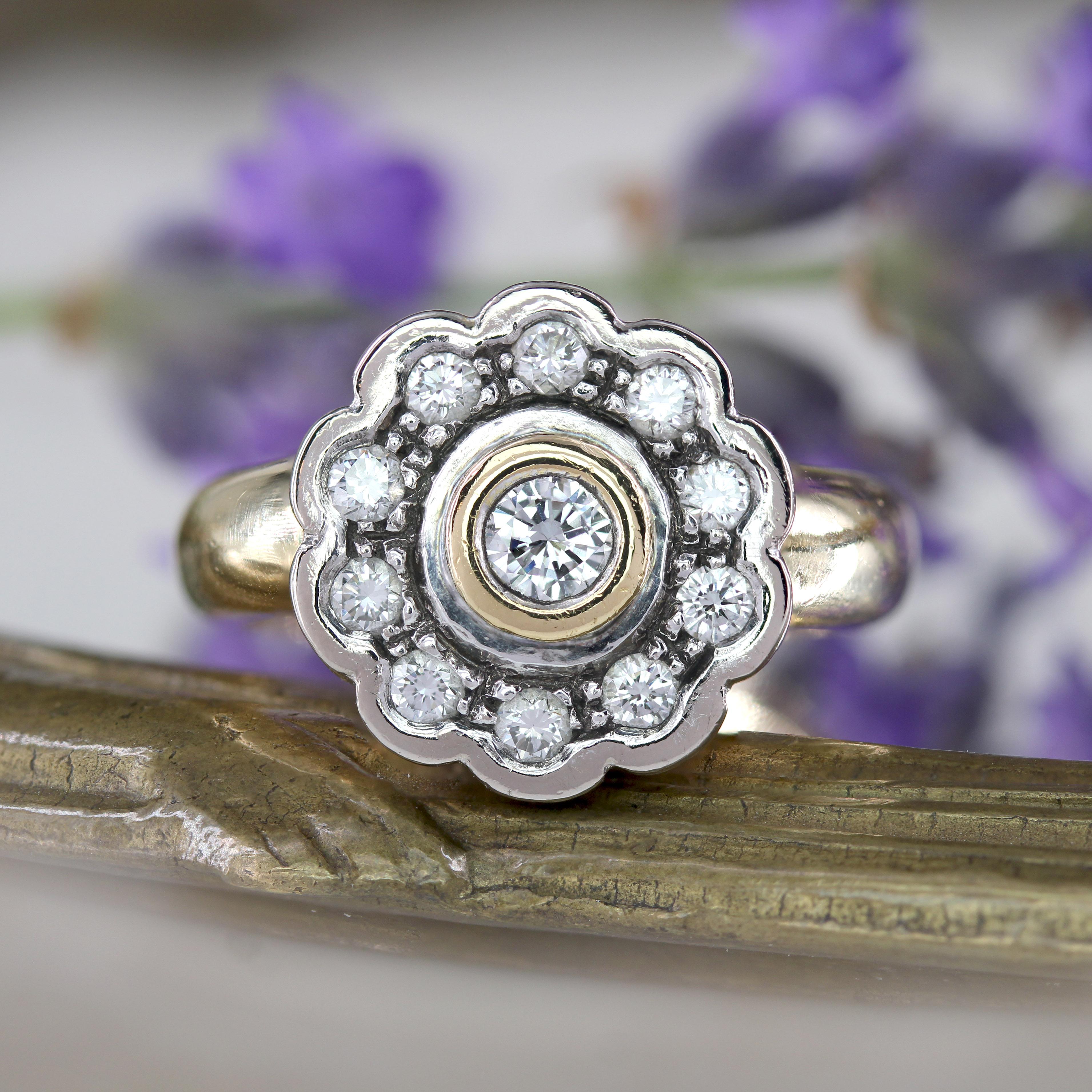 Moderne Modern Diamonds Bague marguerite en or jaune blanc 18 carats en vente