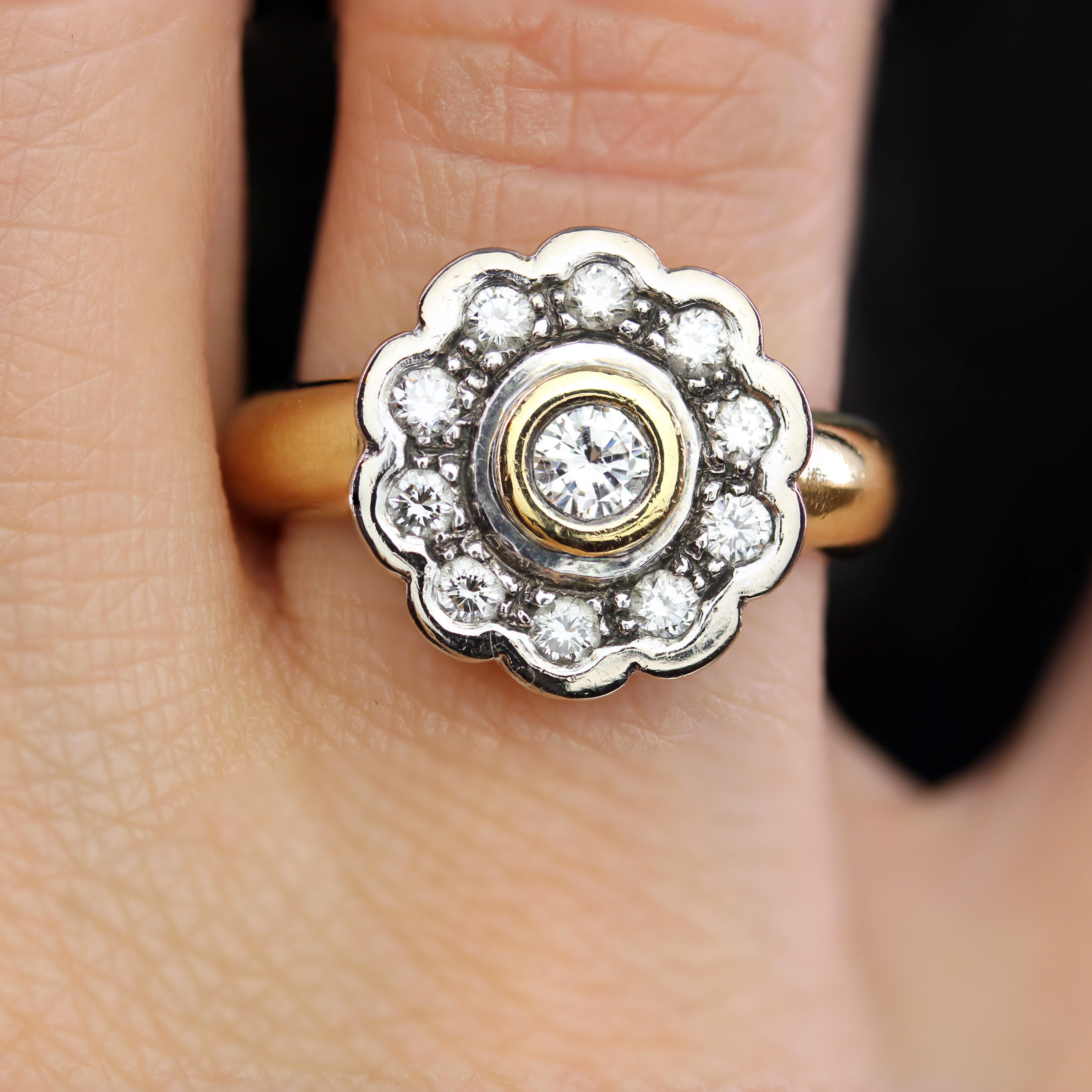 Modern Diamonds Bague marguerite en or jaune blanc 18 carats Pour femmes en vente