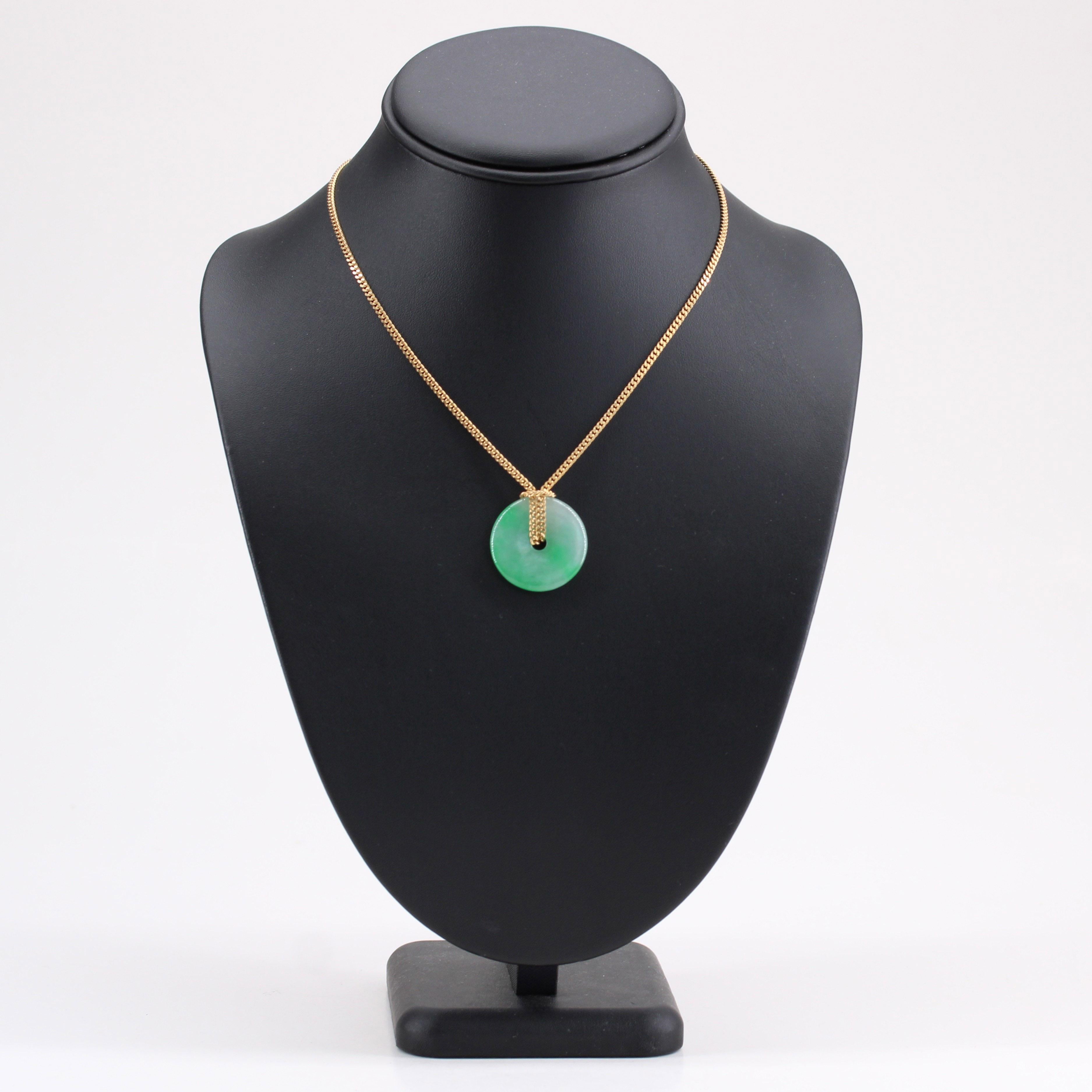 Chaîne collier moderne d'occasion en or jaune 18 carats avec disques de jade en vente 1