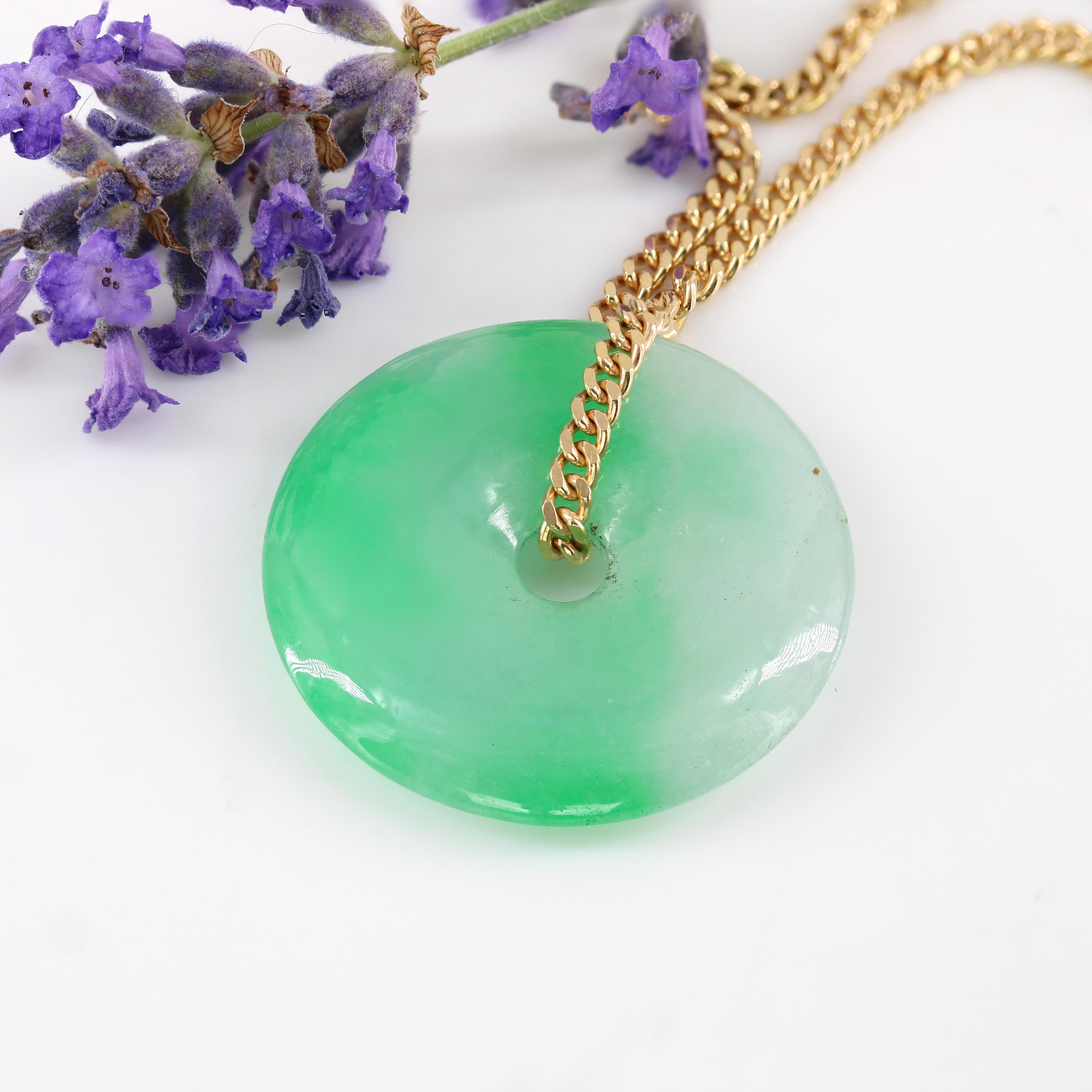 Moderne Chaîne collier moderne d'occasion en or jaune 18 carats avec disques de jade en vente