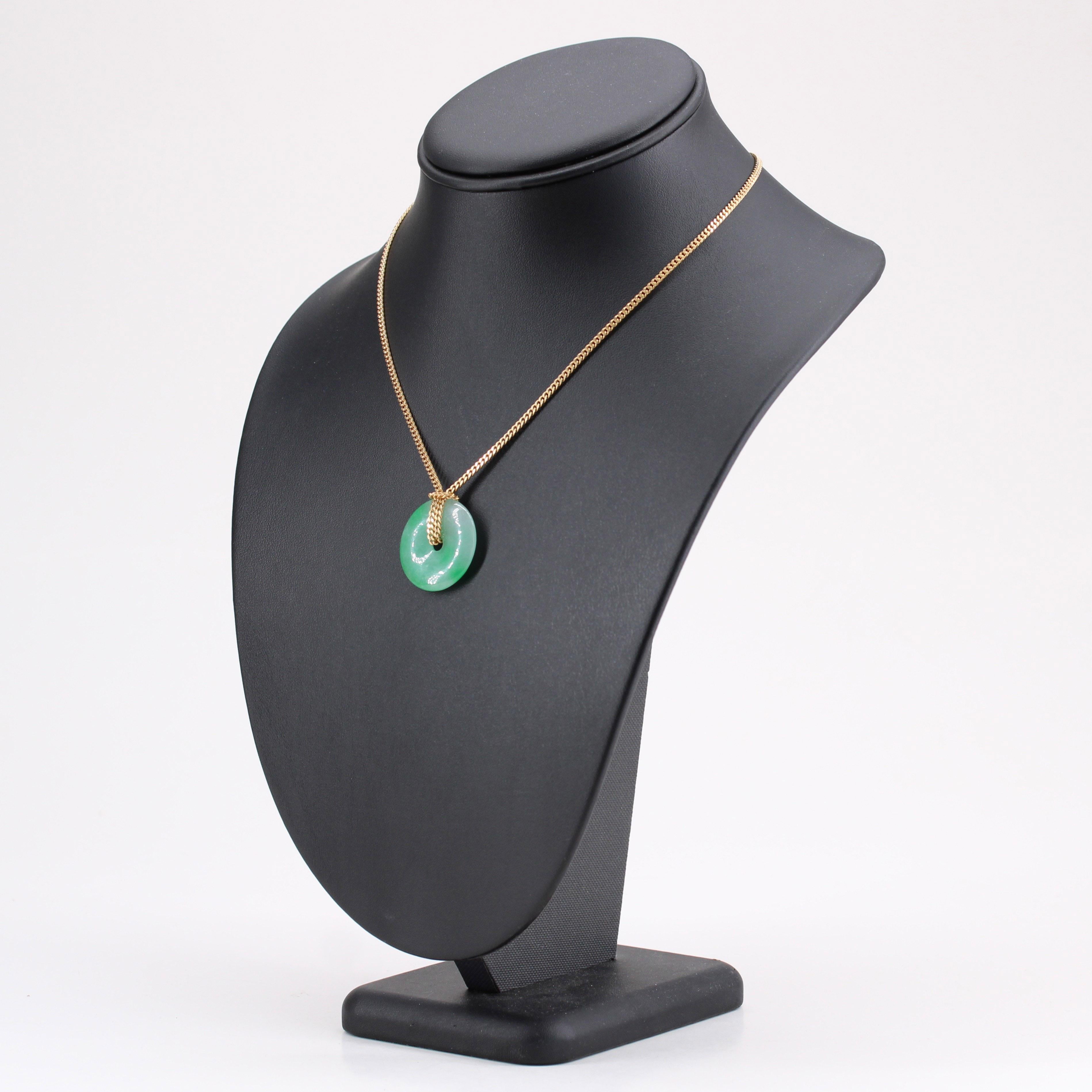 Chaîne collier moderne d'occasion en or jaune 18 carats avec disques de jade en vente 2