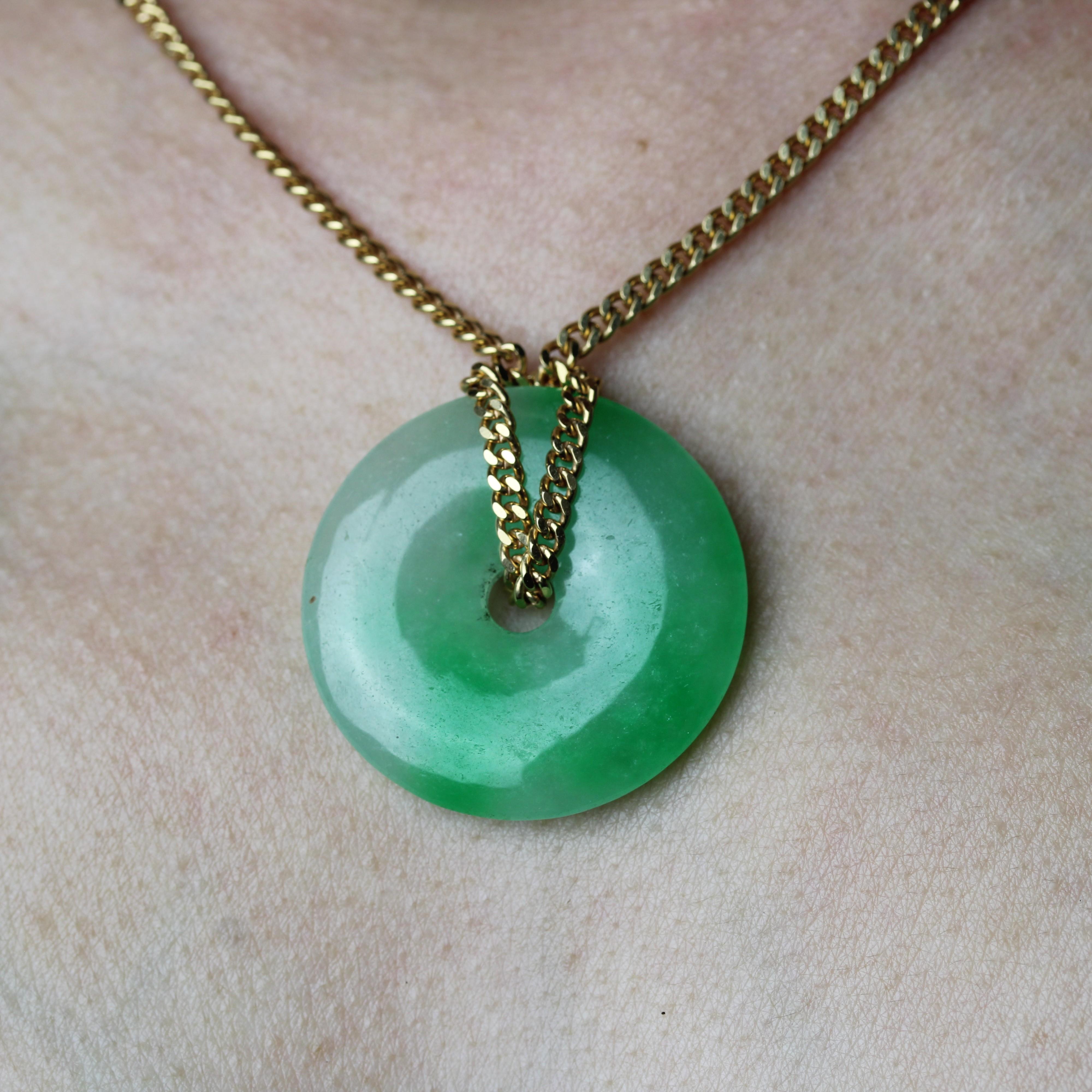 Chaîne collier moderne d'occasion en or jaune 18 carats avec disques de jade en vente 4