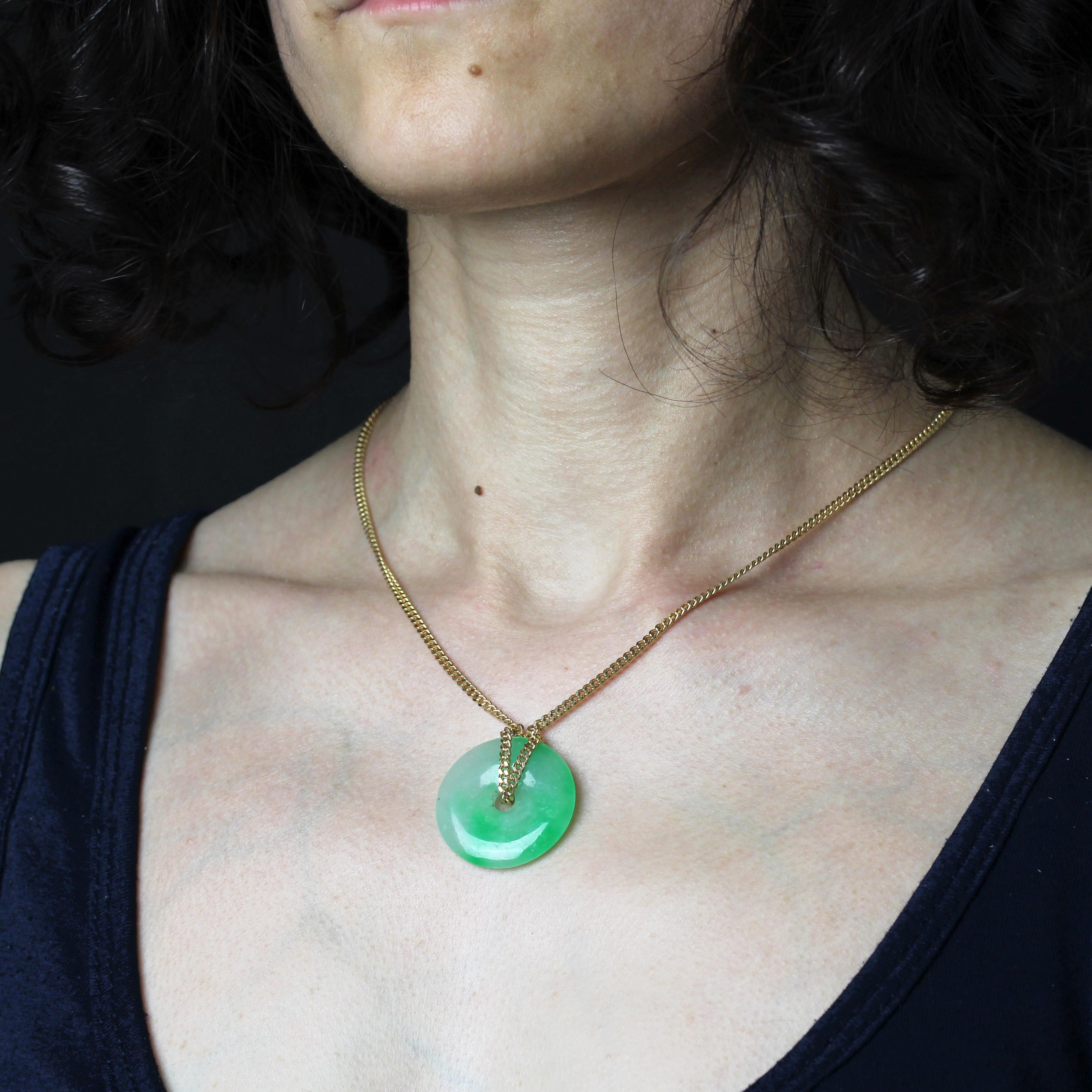 Chaîne collier moderne d'occasion en or jaune 18 carats avec disques de jade en vente 3