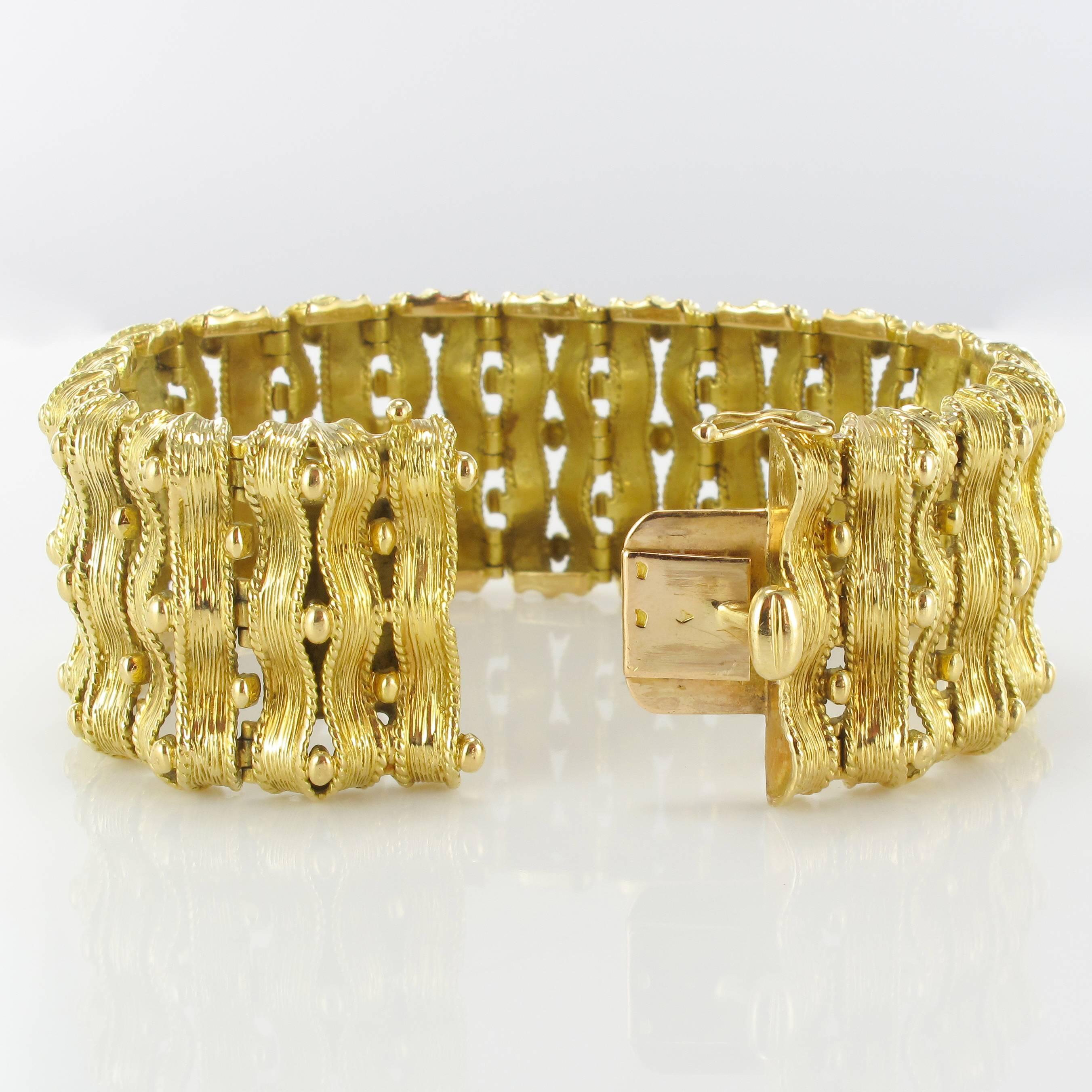19th century French Chiseled Gold Ribbon Bracelet For Sale 3