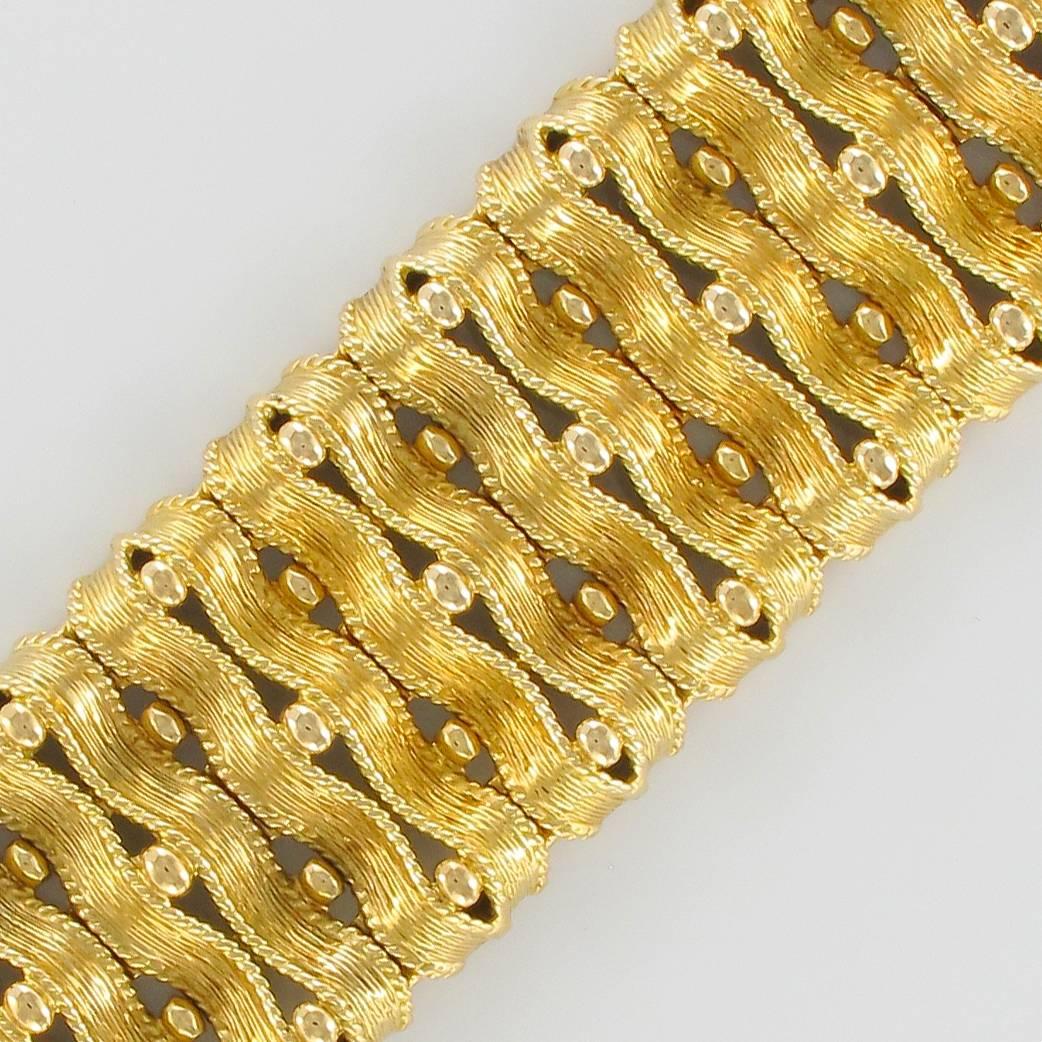 19th century French Chiseled Gold Ribbon Bracelet In Excellent Condition For Sale In Poitiers, FR
