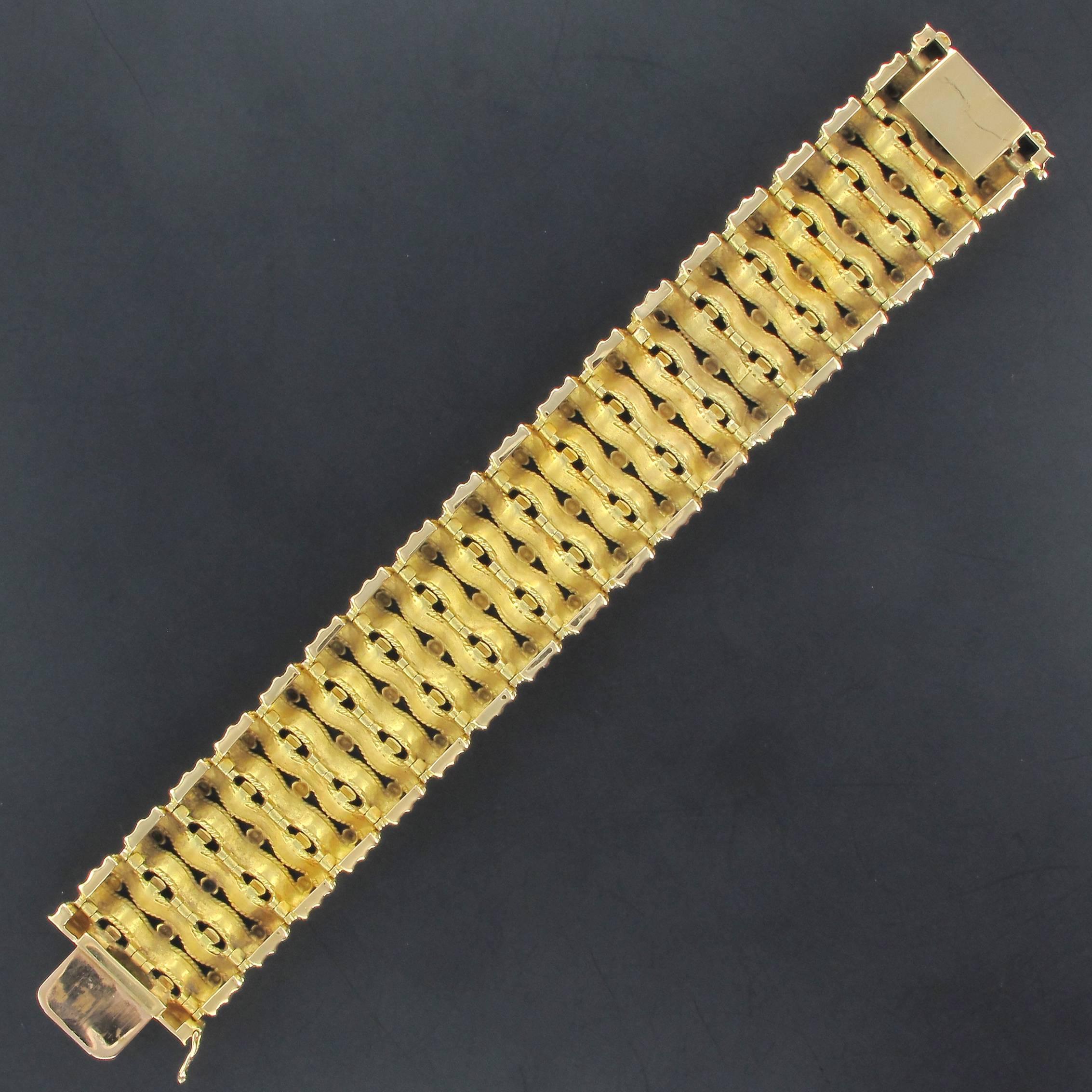 Französisches Armband aus gemeißeltem Goldband aus dem 19. Jahrhundert im Angebot 1