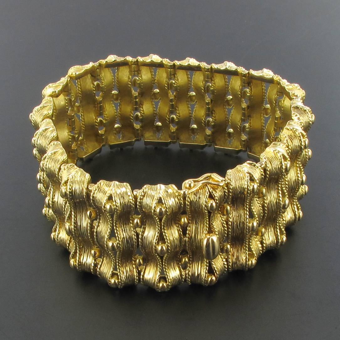 19th century French Chiseled Gold Ribbon Bracelet For Sale 2