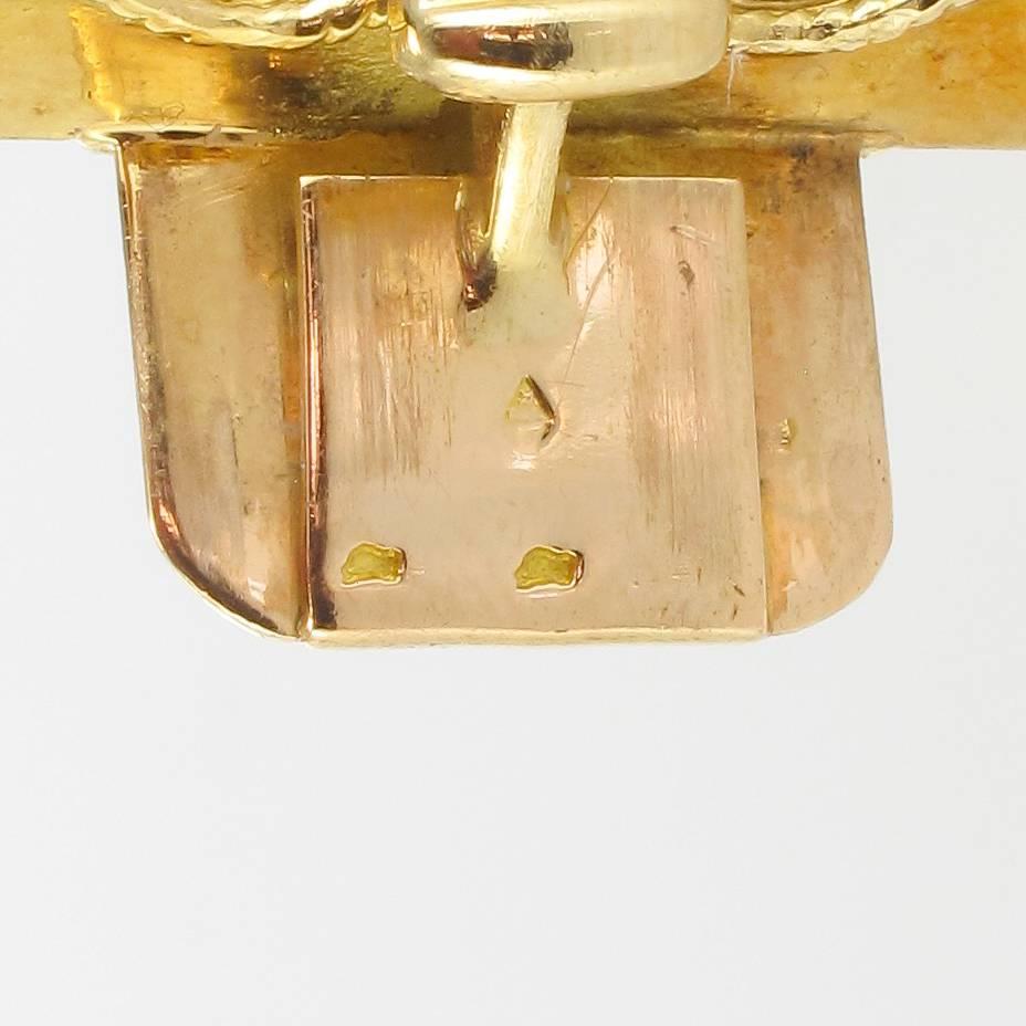 19th century French Chiseled Gold Ribbon Bracelet For Sale 4