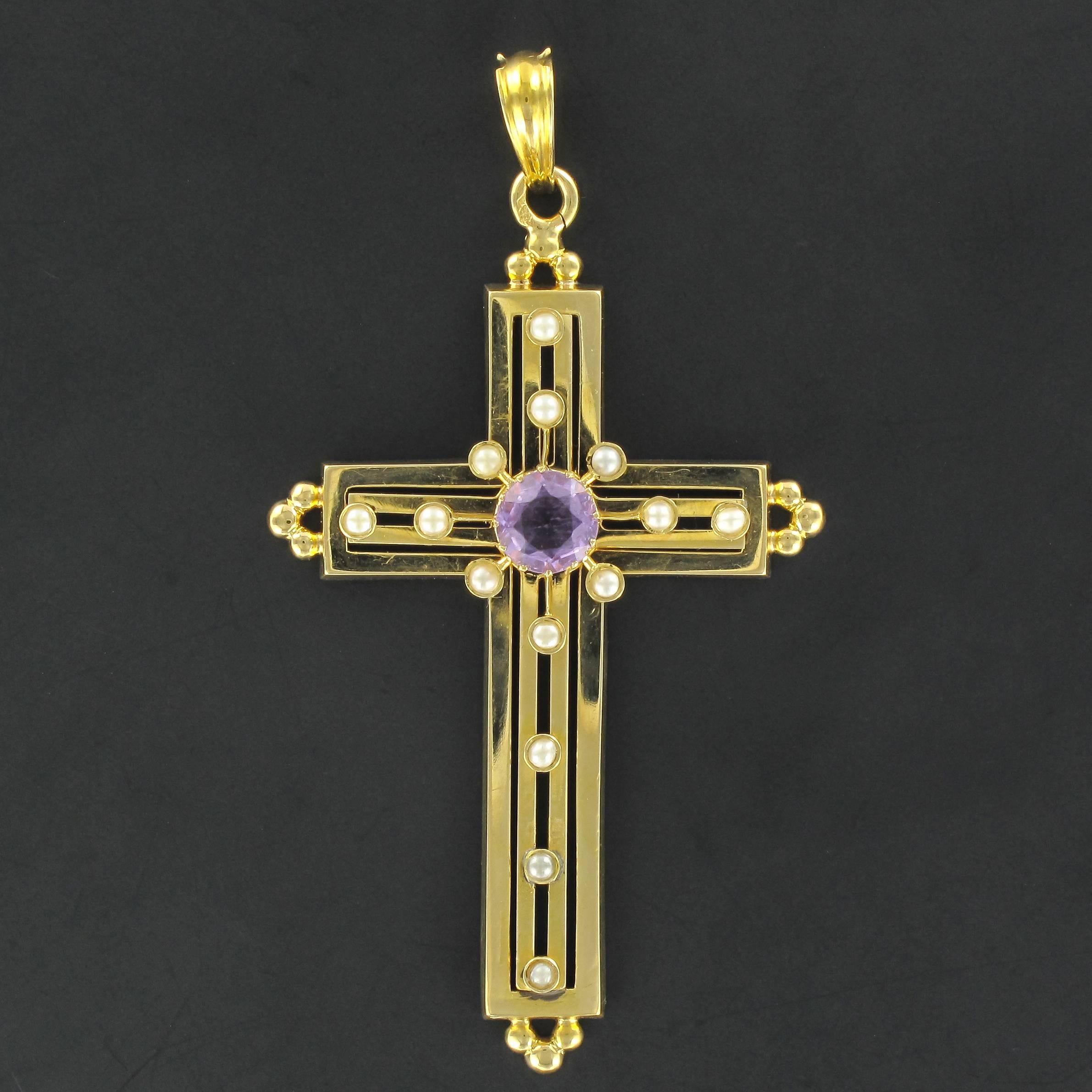 Cross in 18 carats yellow gold, eagle head hallmark.

Cross in gold openwork composed of an amethyst in its center and 14 natural pearls.

Overall length: 7.2 cm, width to the widest: 4 cm, thickness to the widest: 6 mm.
Total weight : 7.4 g