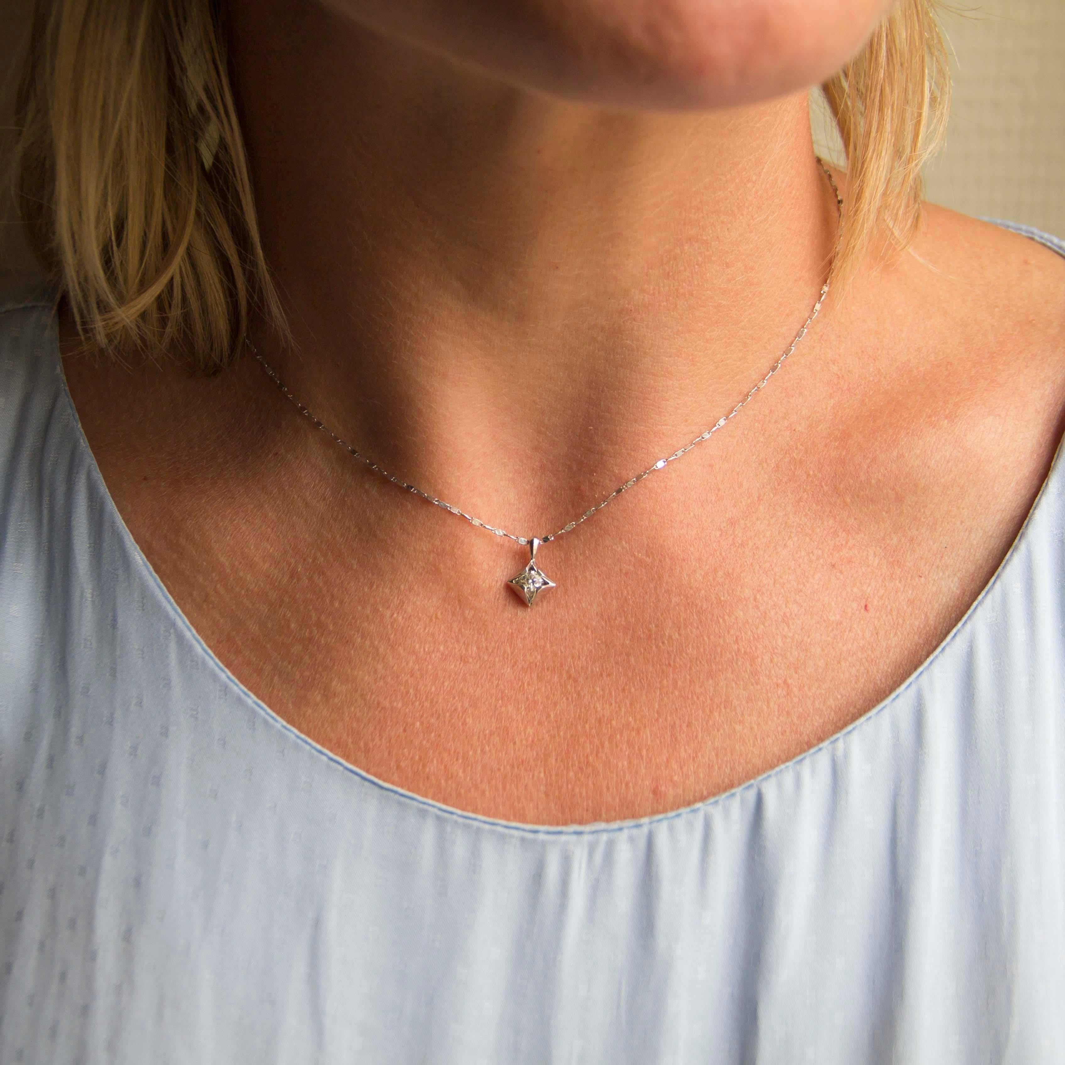 Pendant and its chain in 18 carats white gold.
This beautiful white gold pendant is set on a starry design of a modern brilliant cut diamond. It is presented with a chain in white gold mesh and clasp ring spring.
Total weight of the diamond: