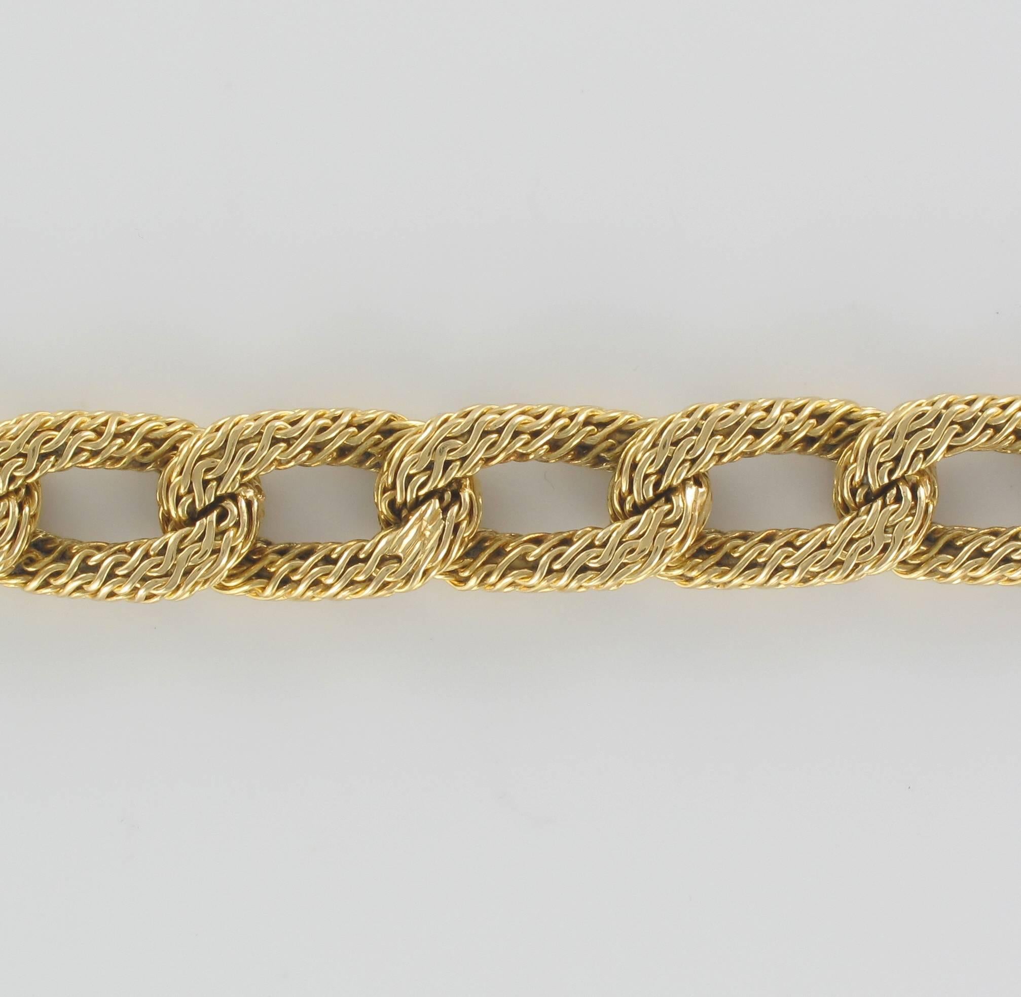 French 1960s Vintage 18 Karat Yellow Gold Chiselled Chain Bracelet For Sale 4