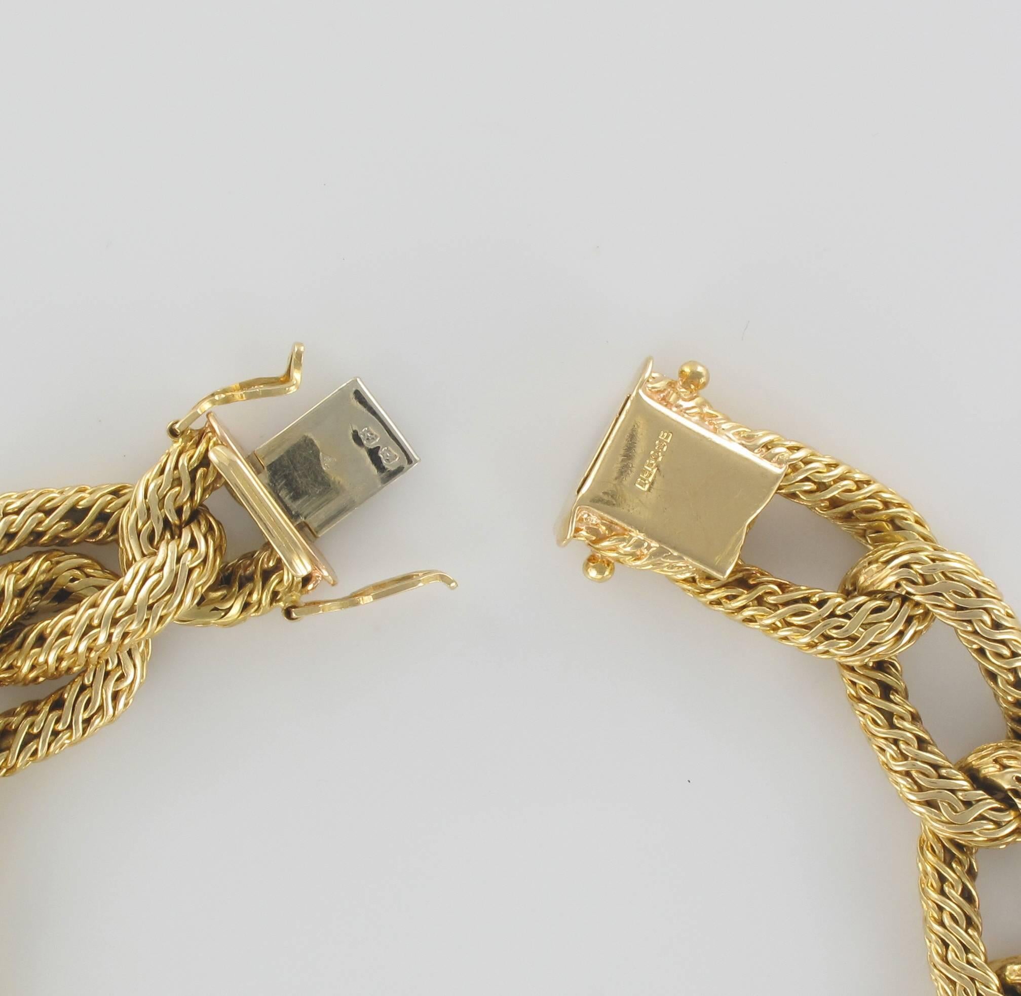 French 1960s Vintage 18 Karat Yellow Gold Chiselled Chain Bracelet For Sale 5