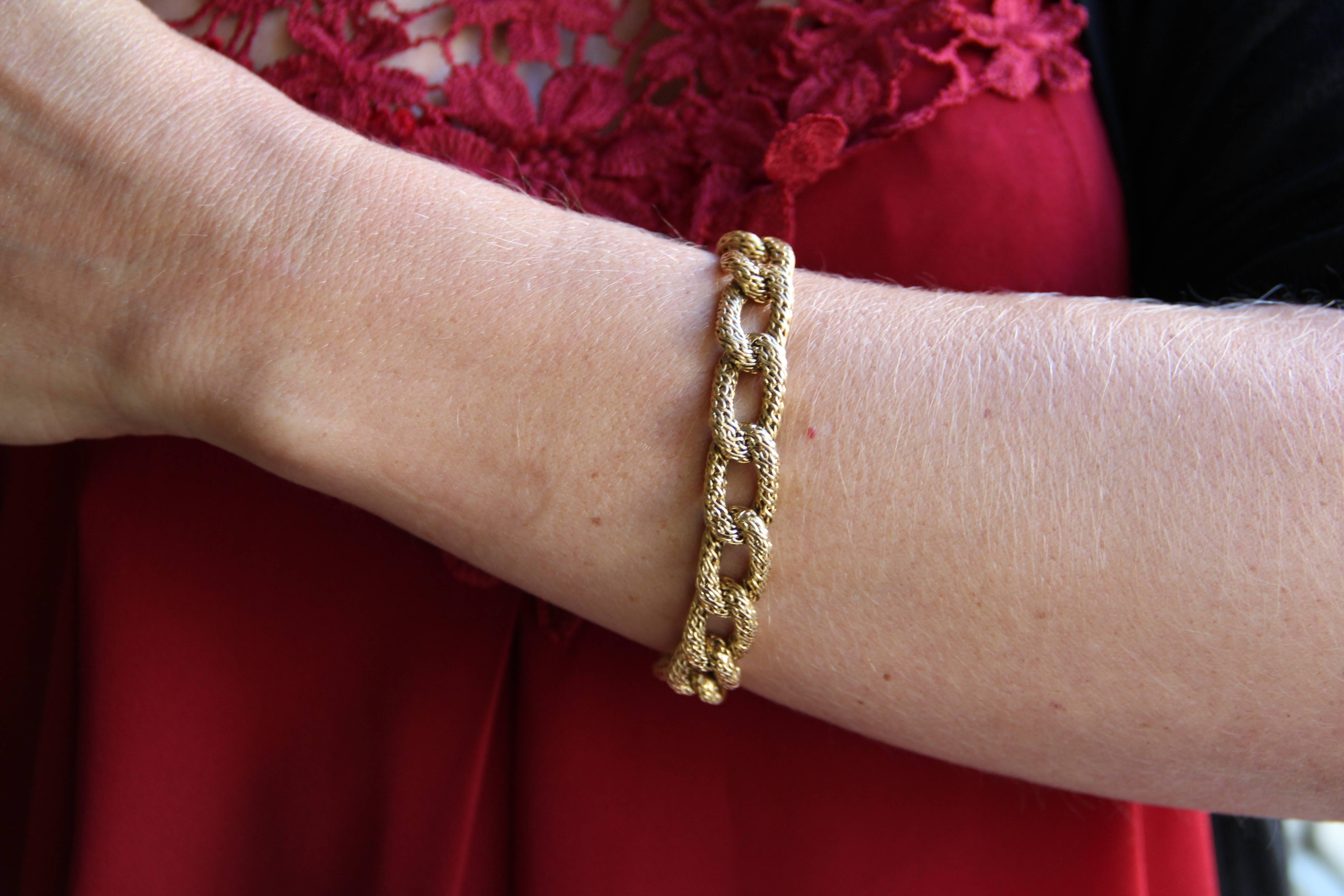 Bracelet in 18 karat yellow gold, rhinoceros head hallmark.
Superb vintage bracelet, it is formed of a gourmette mesh chiseled and interlaced. The clasp is ratchet with 2 8 security.
Authentic vintage bracelet - French work of the 1960s.
Total