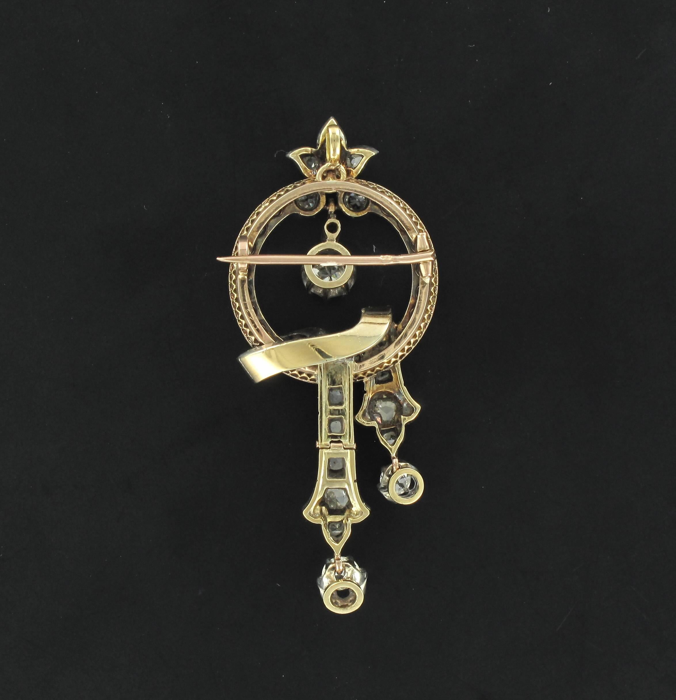 Brooch - pendant in 18 carats rose gold, eagle's head hallmark and silver.
This elegant antique brooch presented in its original case is formed of a circle set with rose cut diamonds on which is tied an asymmetrically arranged ribbon, set with rose