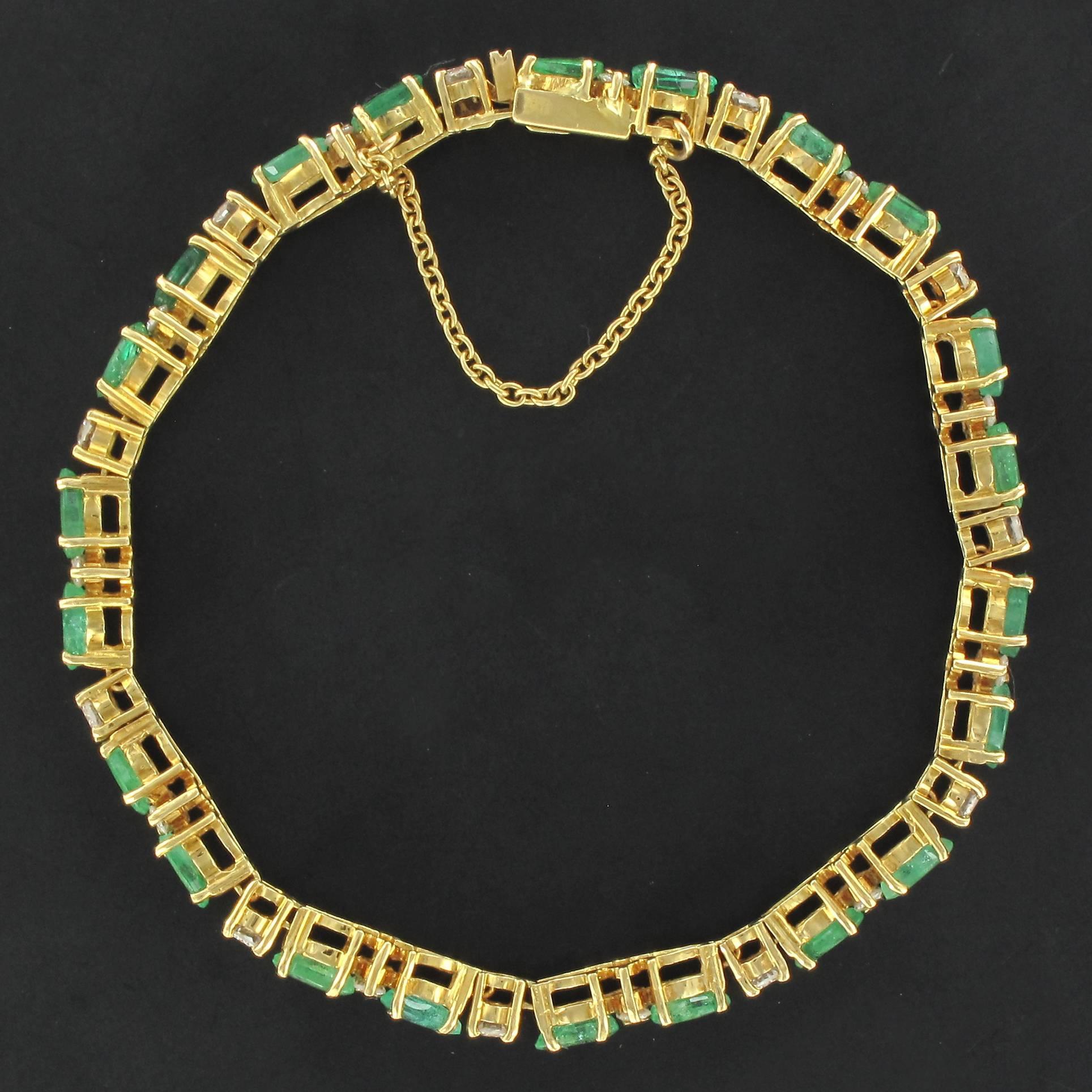 1980s 18 Carat Yellow Gold Diamonds Emeralds Tennis Bracelet In Good Condition In Poitiers, FR