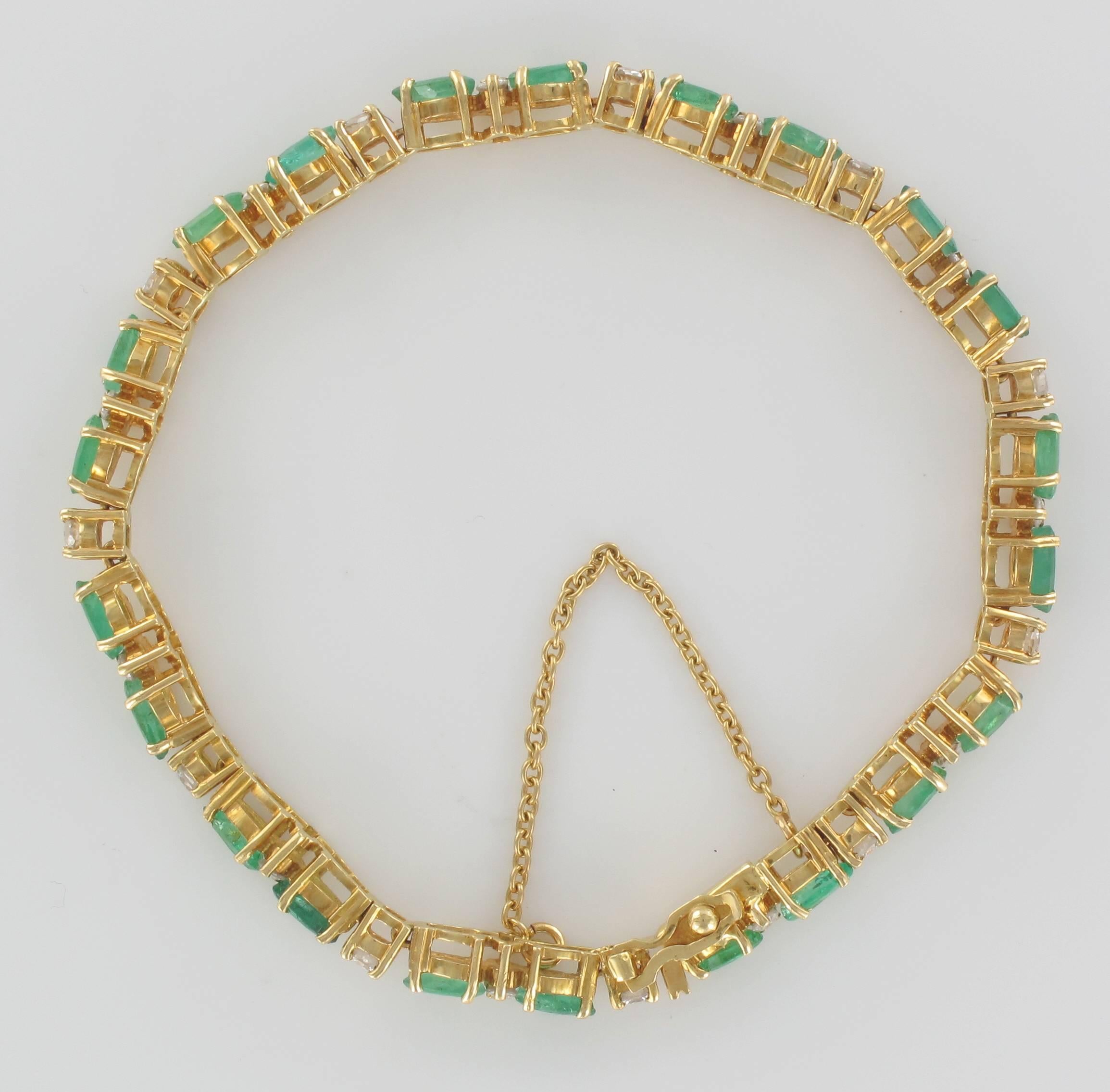 Pear Cut 1980s 18 Carat Yellow Gold Diamonds Emeralds Tennis Bracelet