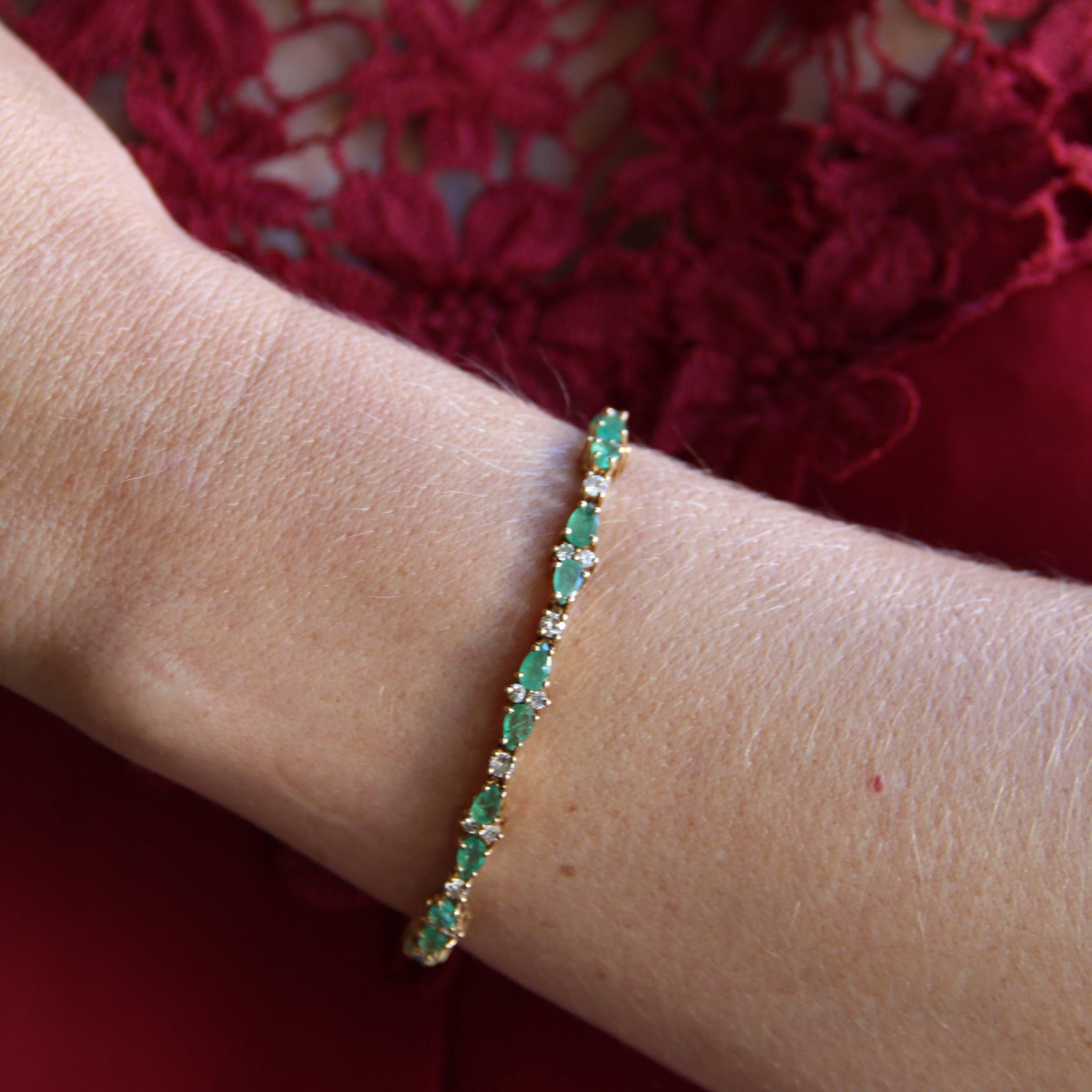 Bracelet in 18 carats yellow gold bracelet, eagle's head hallmark.
Made of an articulated line in yellow gold, this beautiful bracelet is set with an alternation of modern brilliant cut diamonds and pear cut emeralds. The clasp is ratchet with 8 and