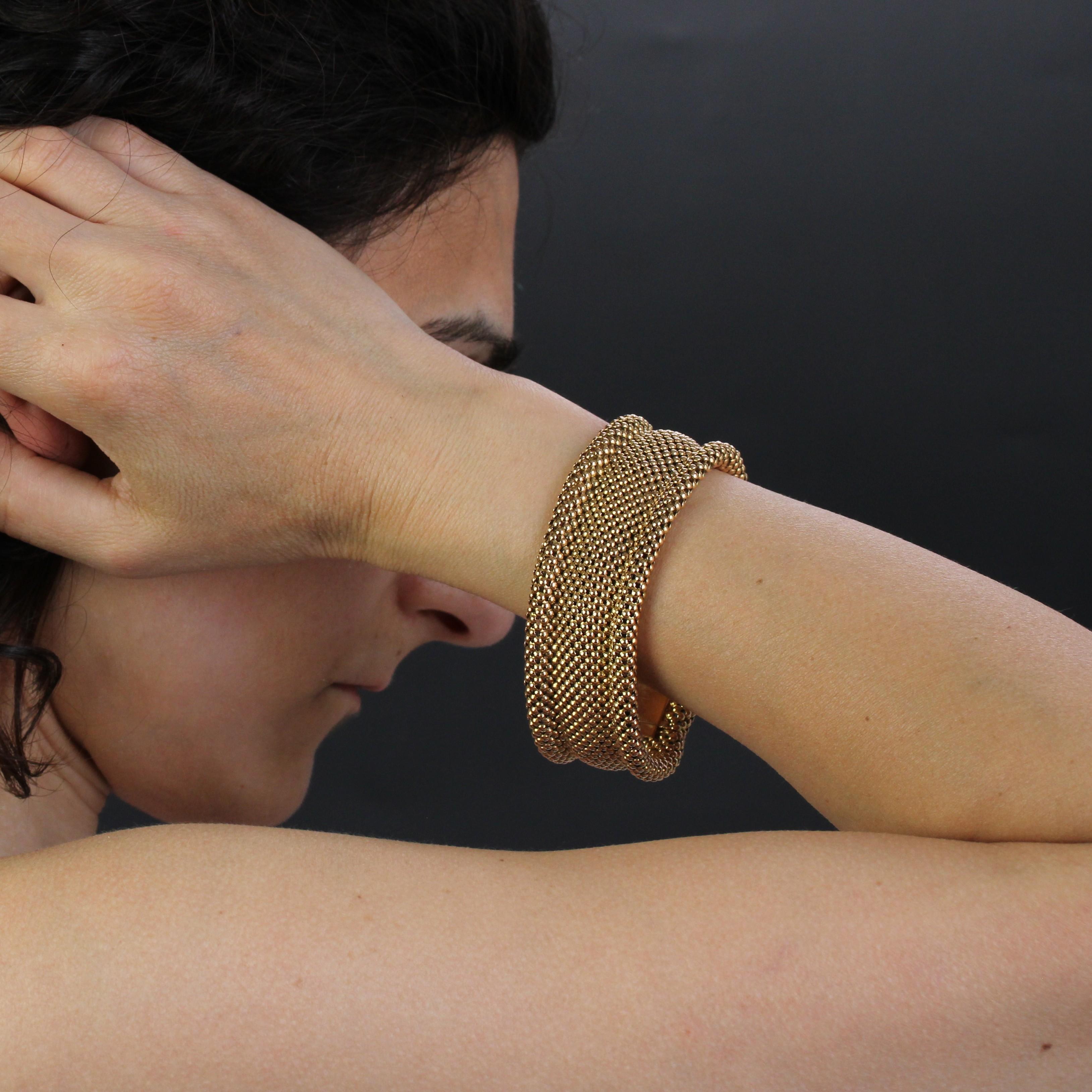 Pulsera de oro amarillo de 18 quilates, sello de cabeza de rinoceronte.
Esta espléndida pulsera de oro amarillo está hecha de una malla de oro suave y trenzada como un tejido grueso. El cierre es de trinquete con 8 de seguridad.
Longitud total: 19,2