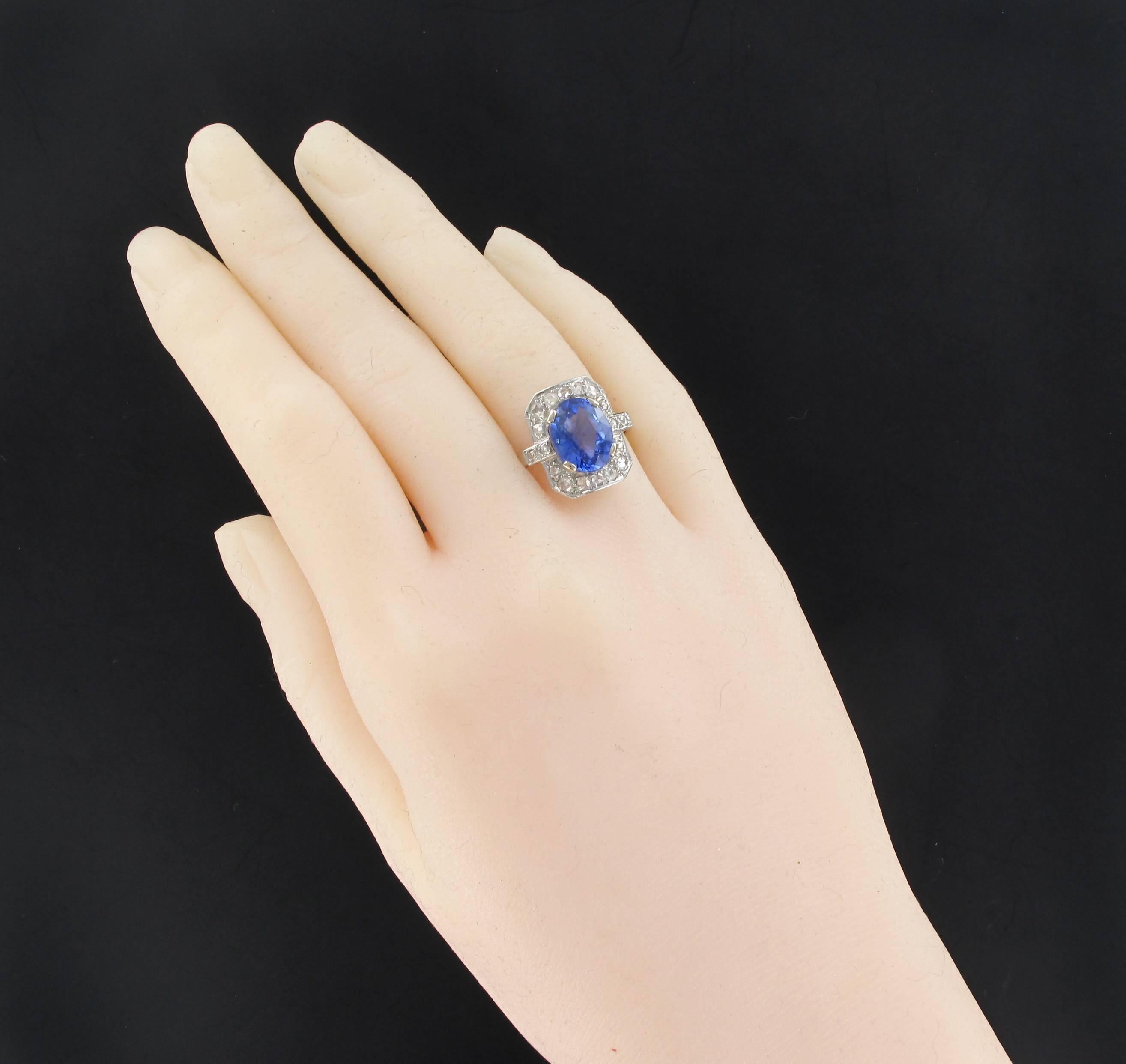 Ring in platinum, dog's head hallmark and 18 carats white gold, eagle's head hallmark.
Sublime art deco ring, it is set with 4 flat claws of an oval Ceylon sapphire on a geometric decoration set with rose cut diamonds. On the departure of the ring 2