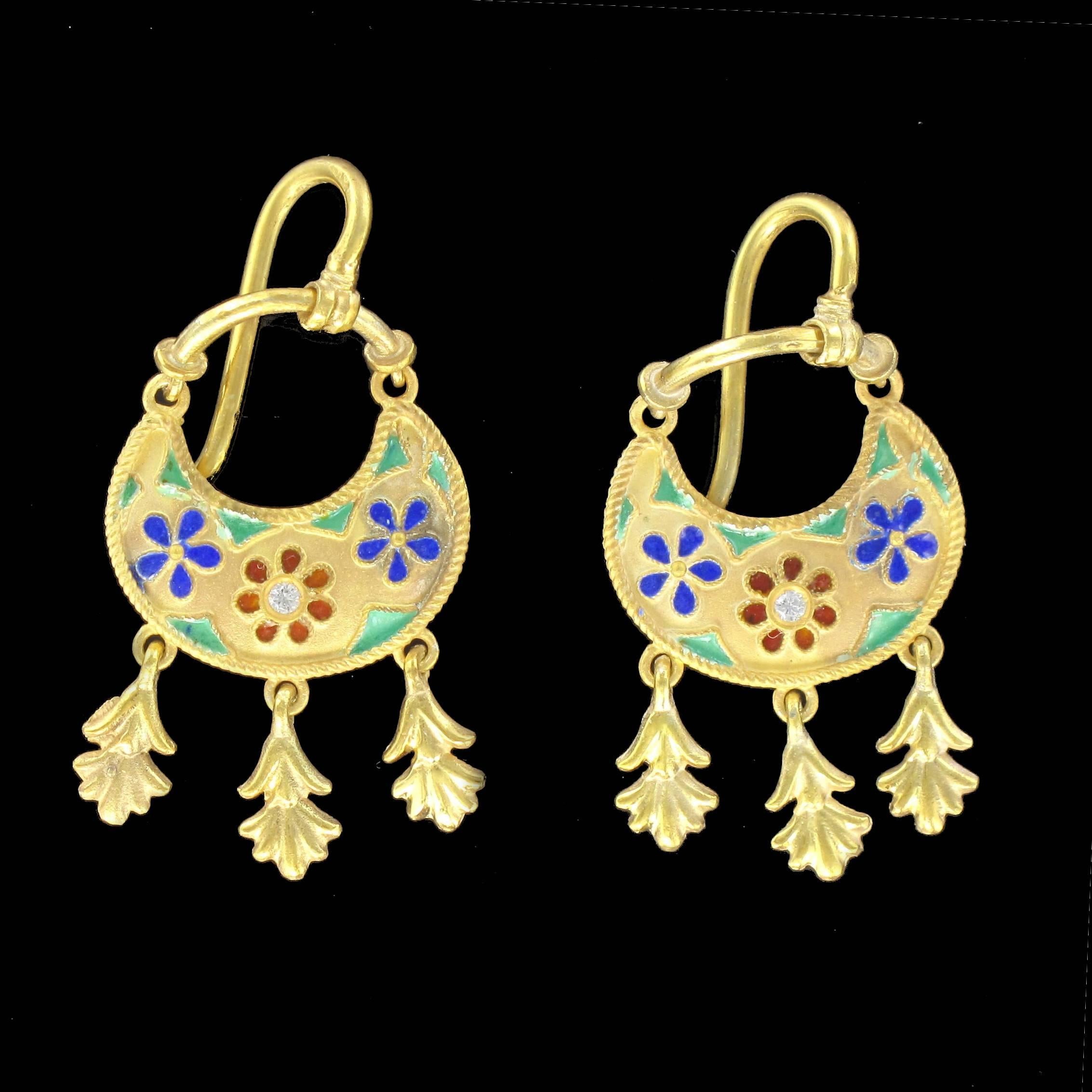 For pierced ears.
Earring in matte vermeil.
These beautiful vermeil earrings are made of a half moon decorated with enameled flowers and set with a small crystal. Each half moon holds in pendants 3 small pendants. The hanging system is a